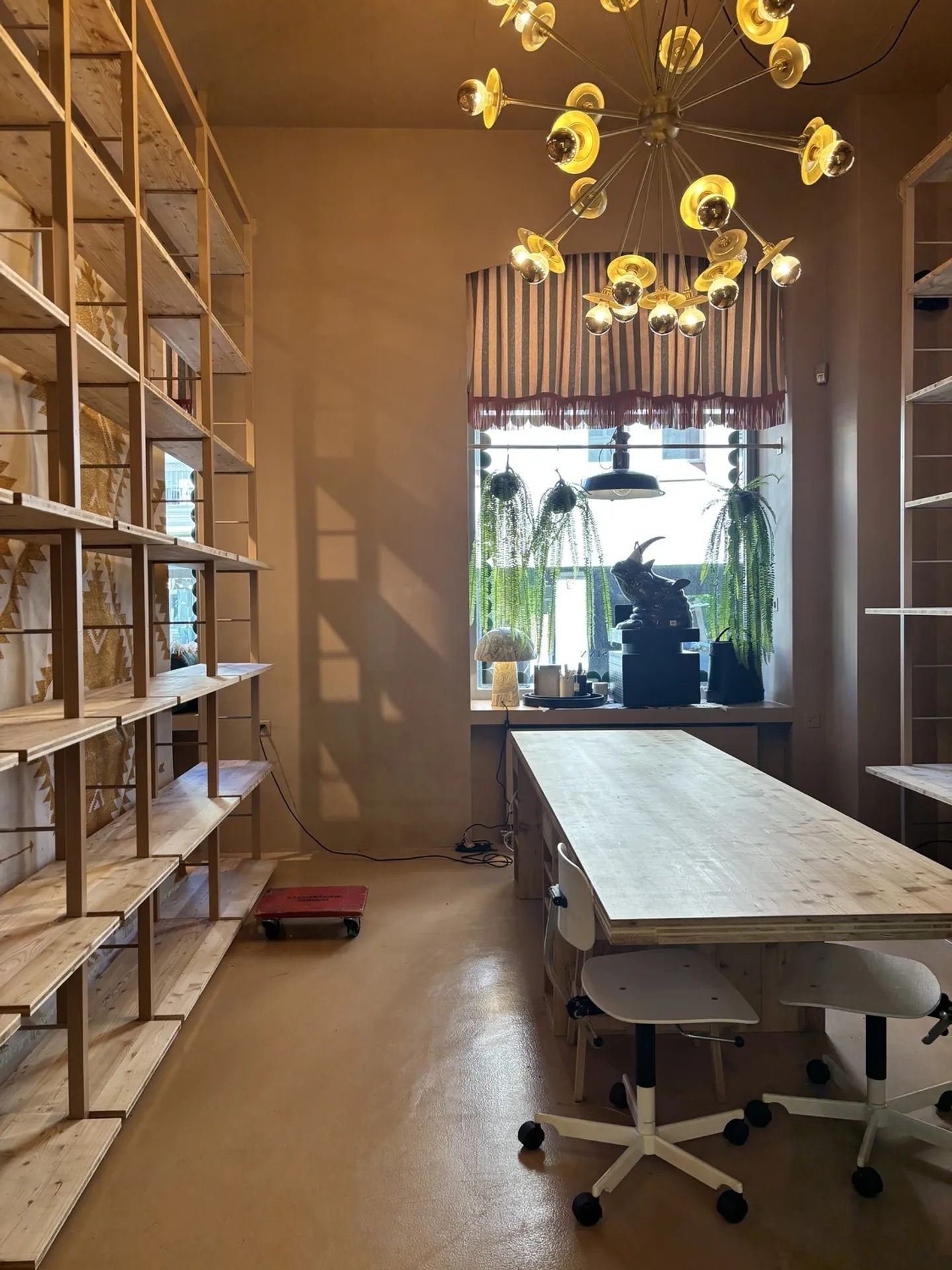 Attractive ground floor shop in a central location - Photo 9 of 16