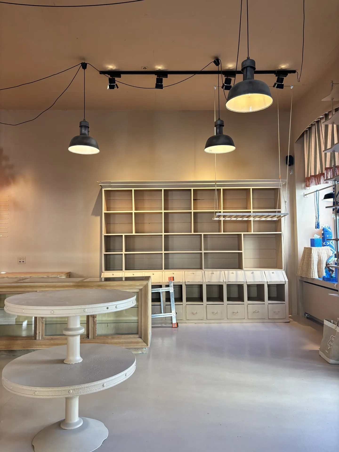 Attractive ground floor shop in a central location - Photo 10 of 16