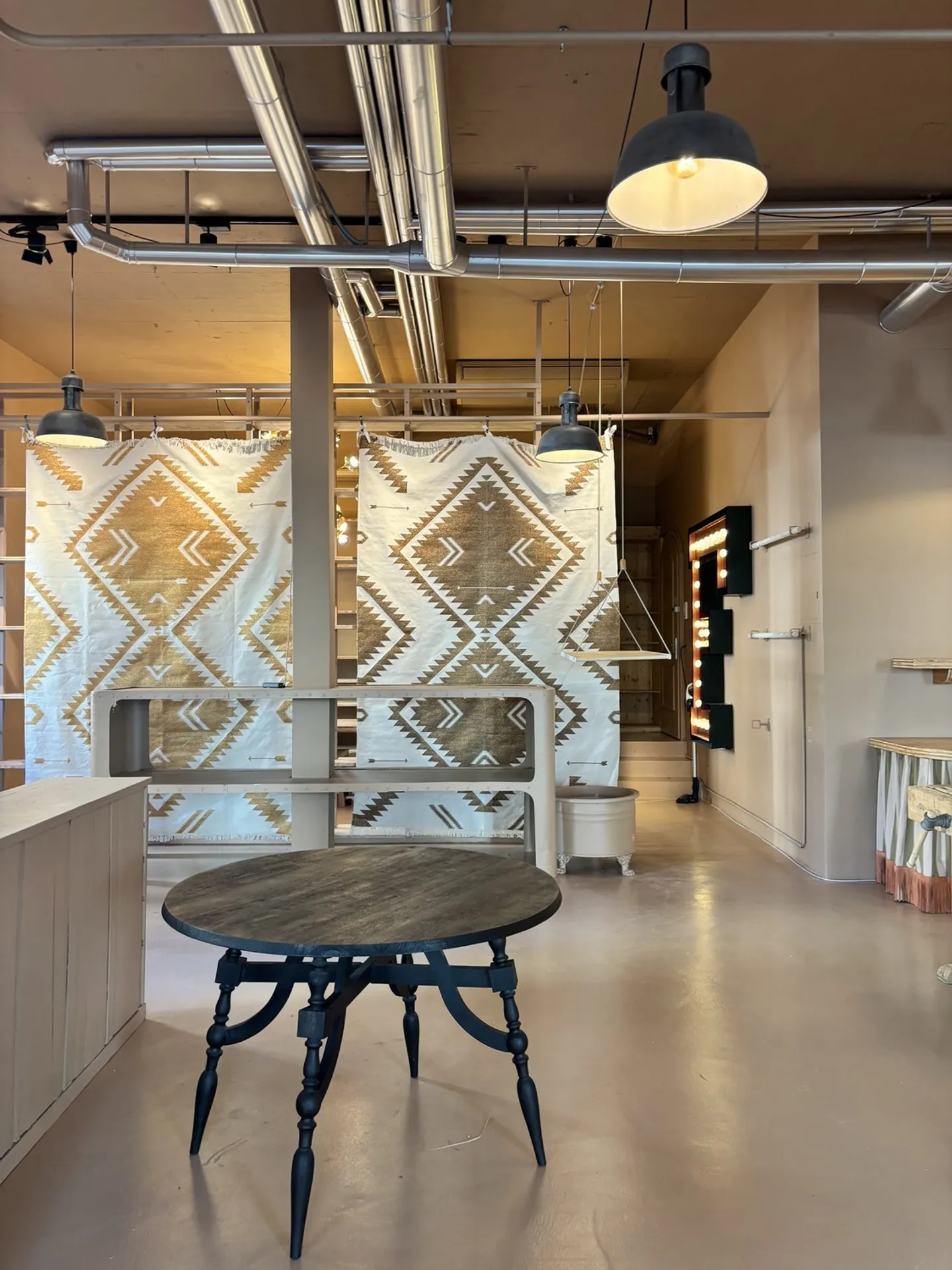 Attractive ground floor shop in a central location - Photo 14 of 16