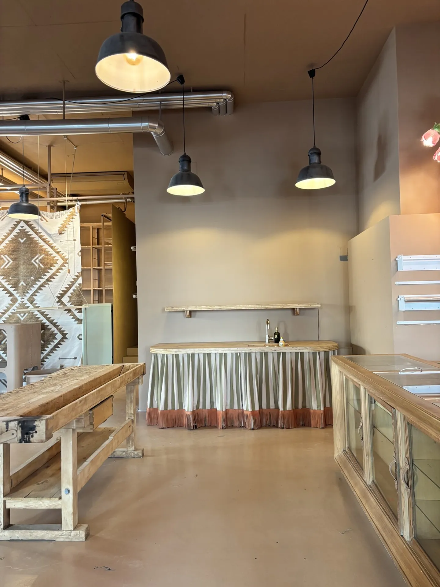 Attractive ground floor shop in a central location - Photo 15 of 16