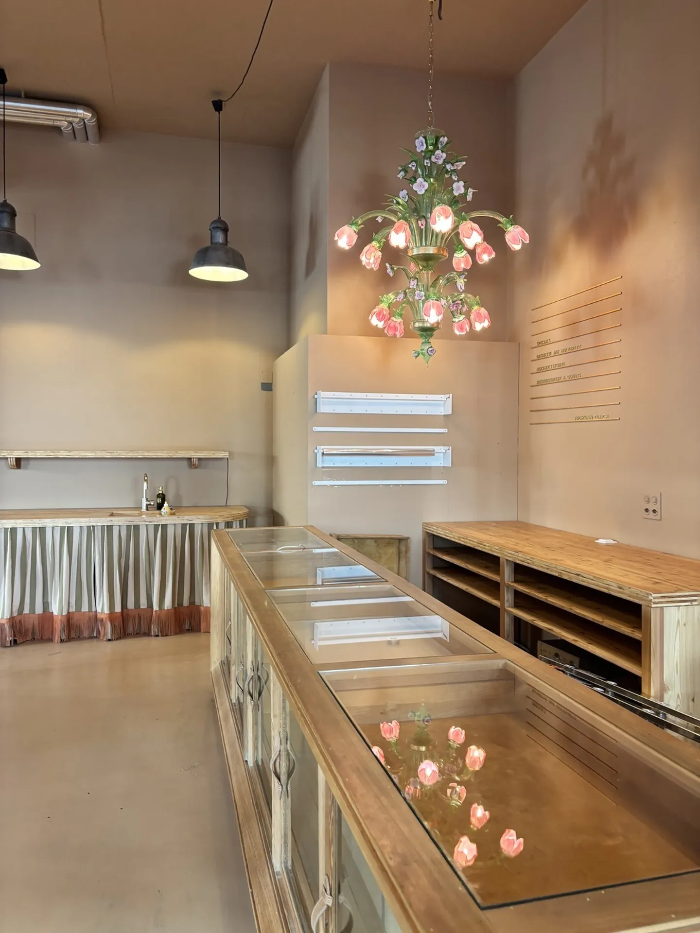 Attractive ground floor shop in a central location - Photo 11 of 16