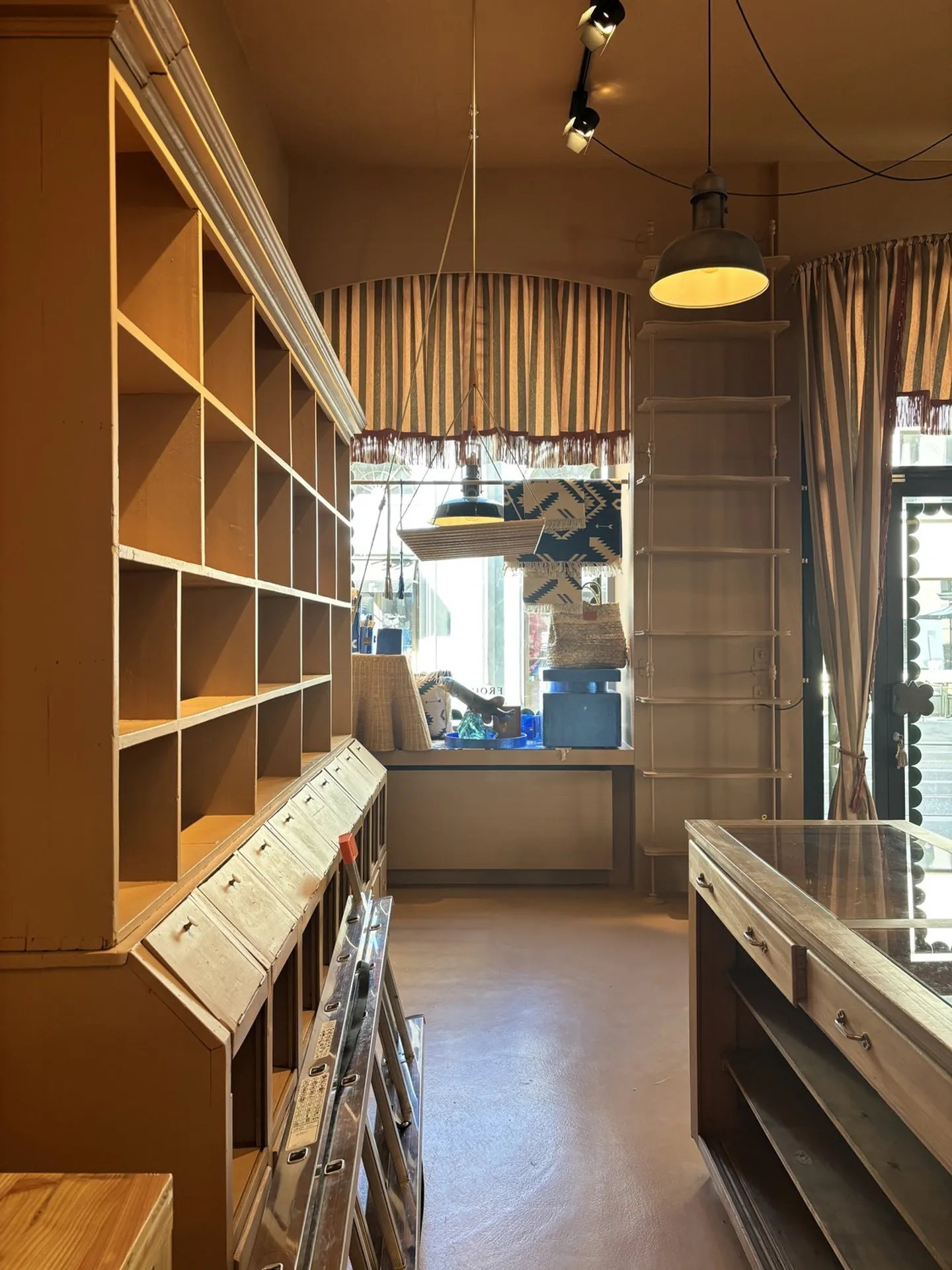 Attractive ground floor shop in a central location - Photo 12 of 16