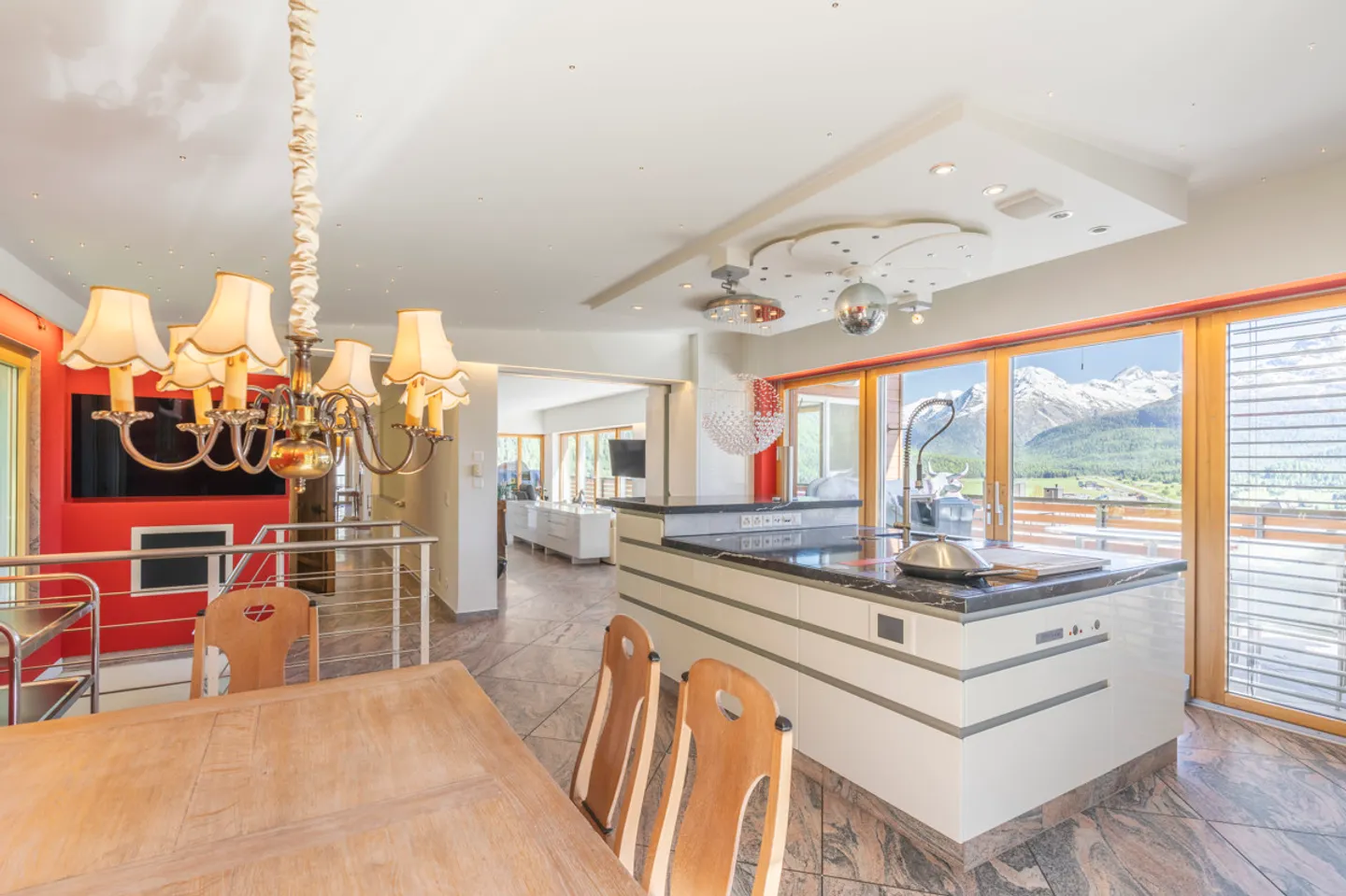 Samedan: Exklusive Ferienwohnung mit grosser Terrasse und Aussicht auf - Foto 3 von 7