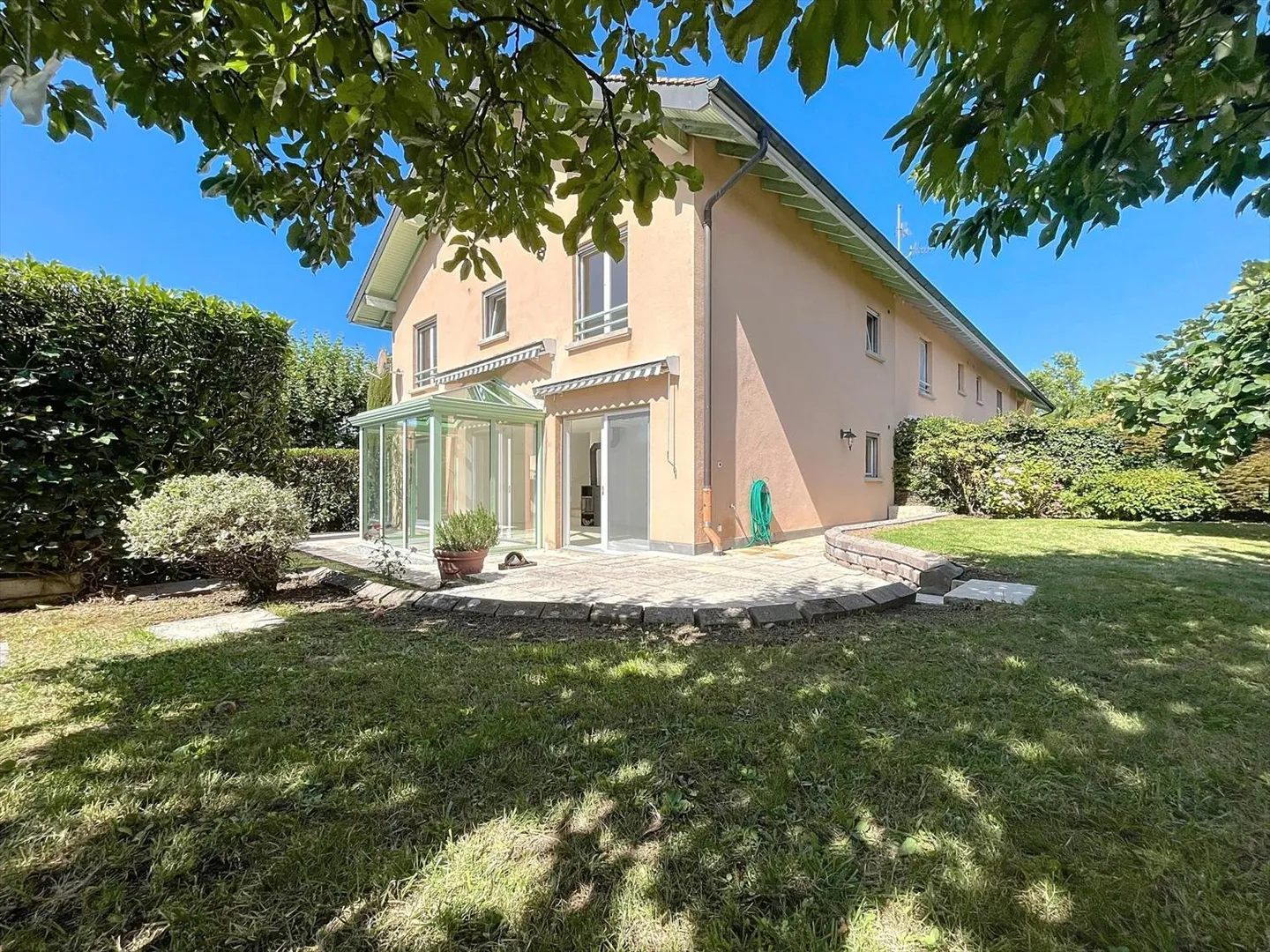 Bella casa di famiglia con giardino - Foto 1 di 11