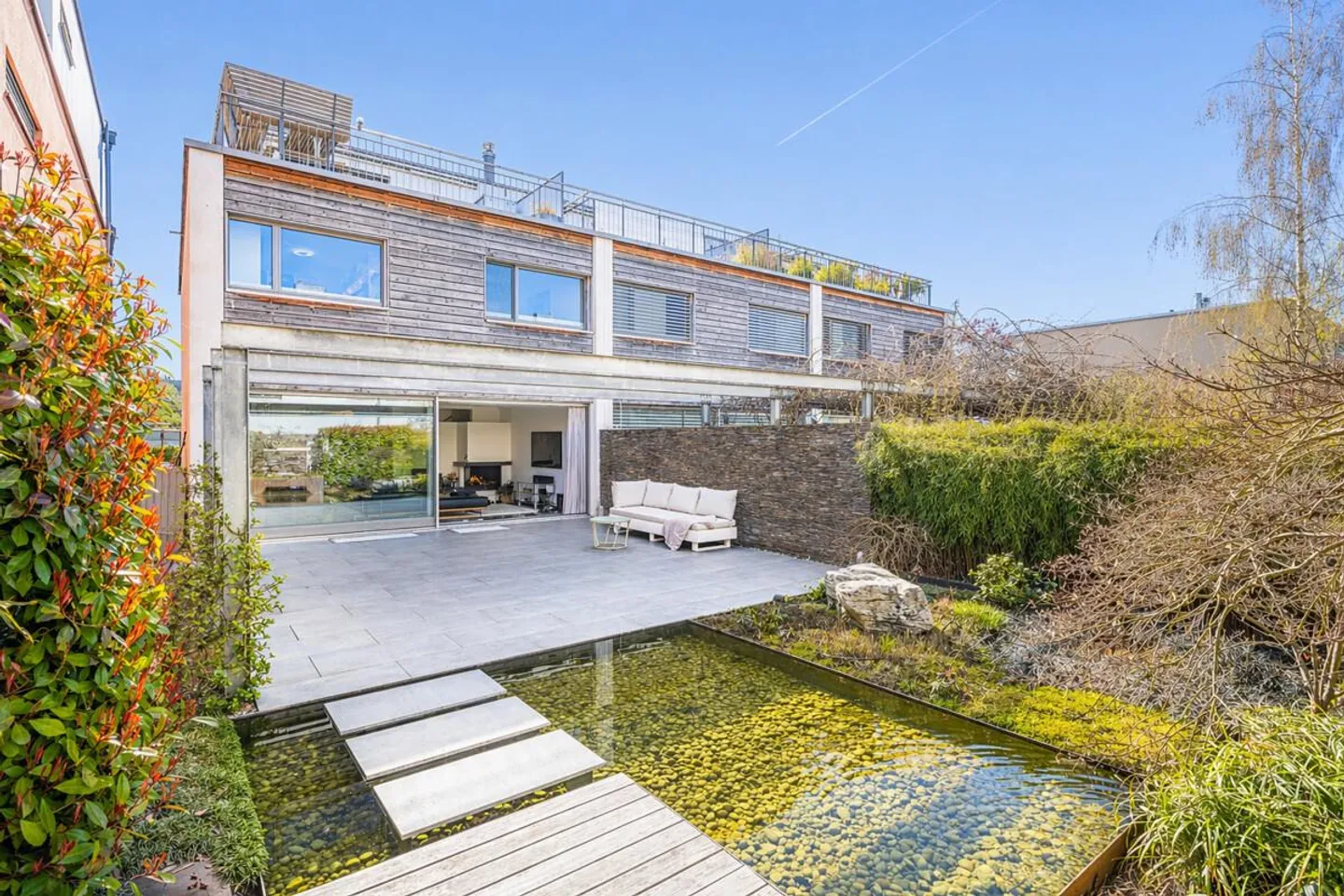 Casa a schiera angolare di 5,5 stanze con vista sulle montagne e parziale sul lago a Männedorf - Foto 1 di 7