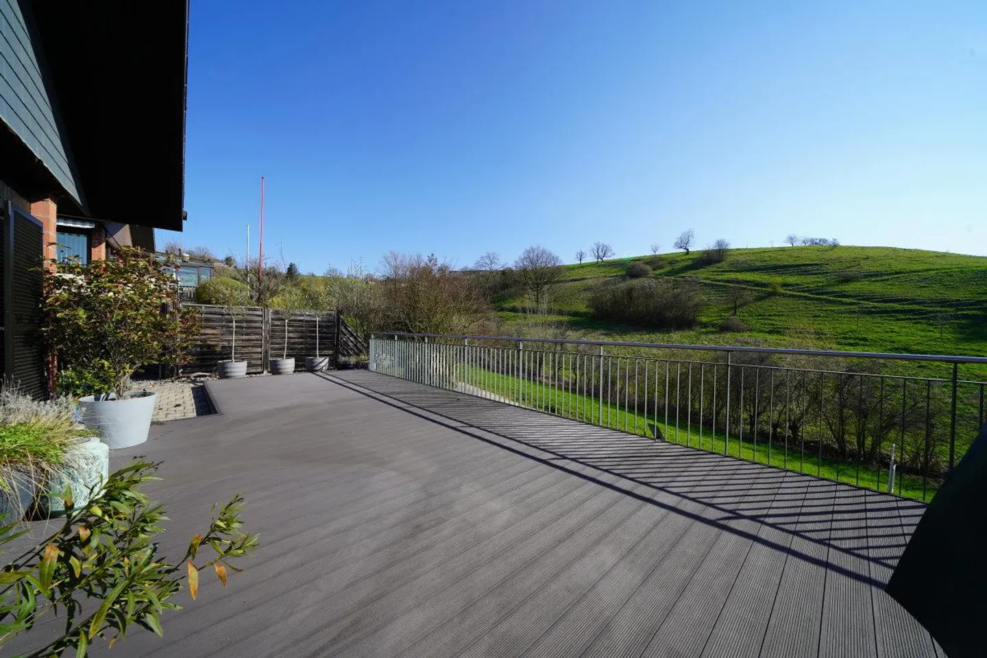 Casa unifamiliare attraente al confine della zona edificabile - Foto 2 di 8