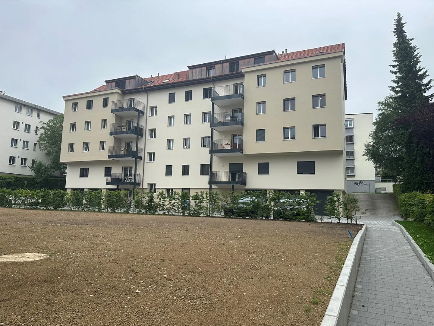 Modern 2.5-room apartment with patio - Photo 1 of 6