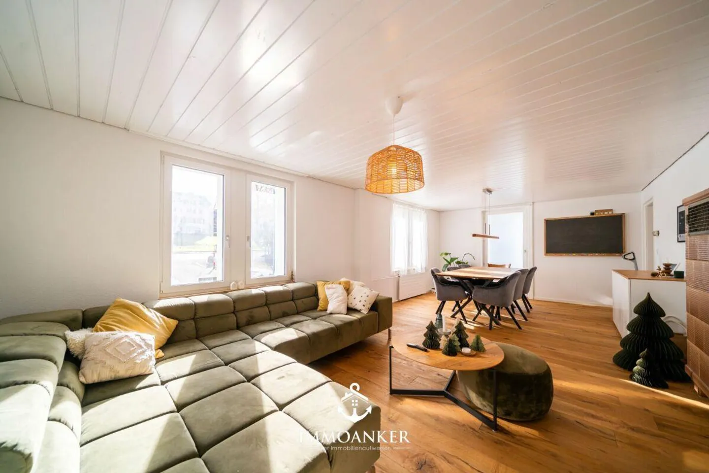 Family-friendly. Bright. Central 5.5 Room Single Family House in Oberuzwil - Photo 3 of 12