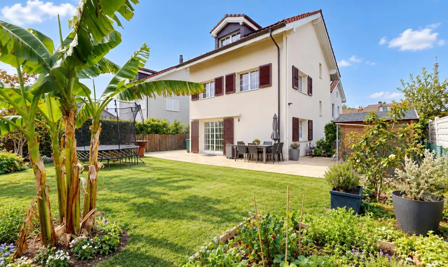 Renoviertes Familienhaus mit Master-Suite und Südostgarten - Foto 1 von 11