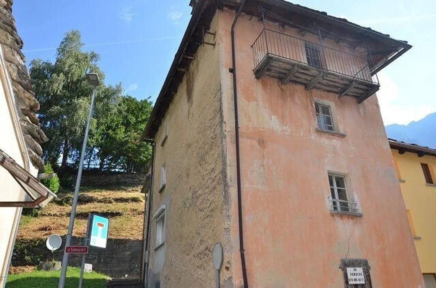 Maison dans le village avec jardin et terrasse très ensoleillée, calme avec belle vue - Photo 3 sur 13