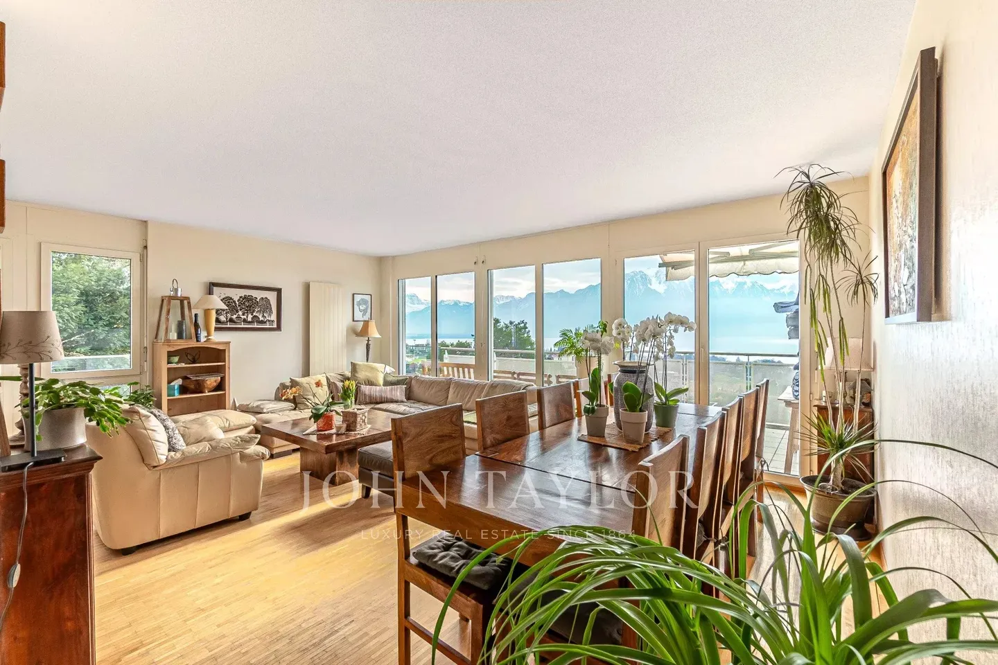 Magnifica villa bifamiliare con vista sul lago e sulle montagne - Foto 4 di 10