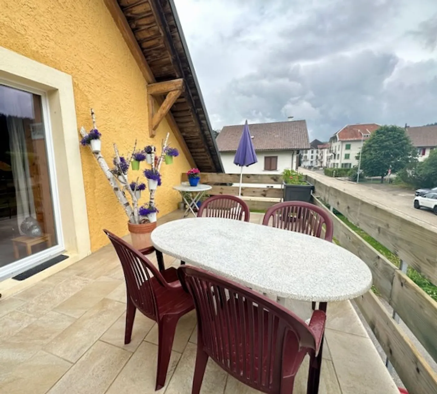 Gemütliches Haus in Les Verrières: Zwei Wohnungen mit Terrasse, Garten und 3 Parkplätzen - Foto 7 von 13