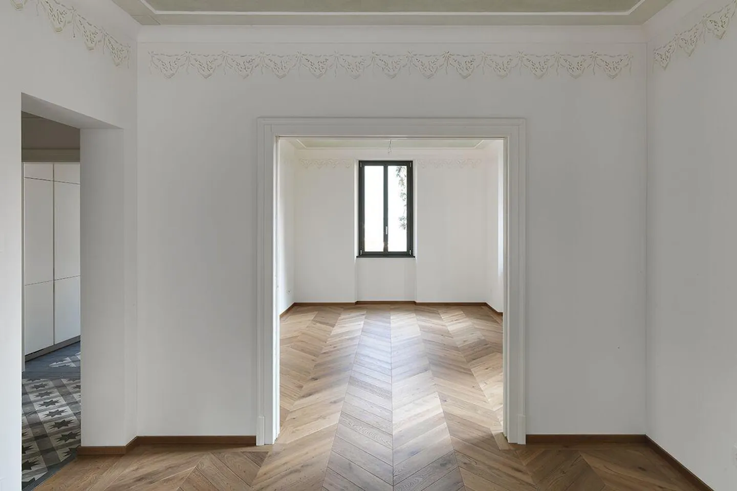 Beautiful apartment in a historic house - Photo 2 of 16