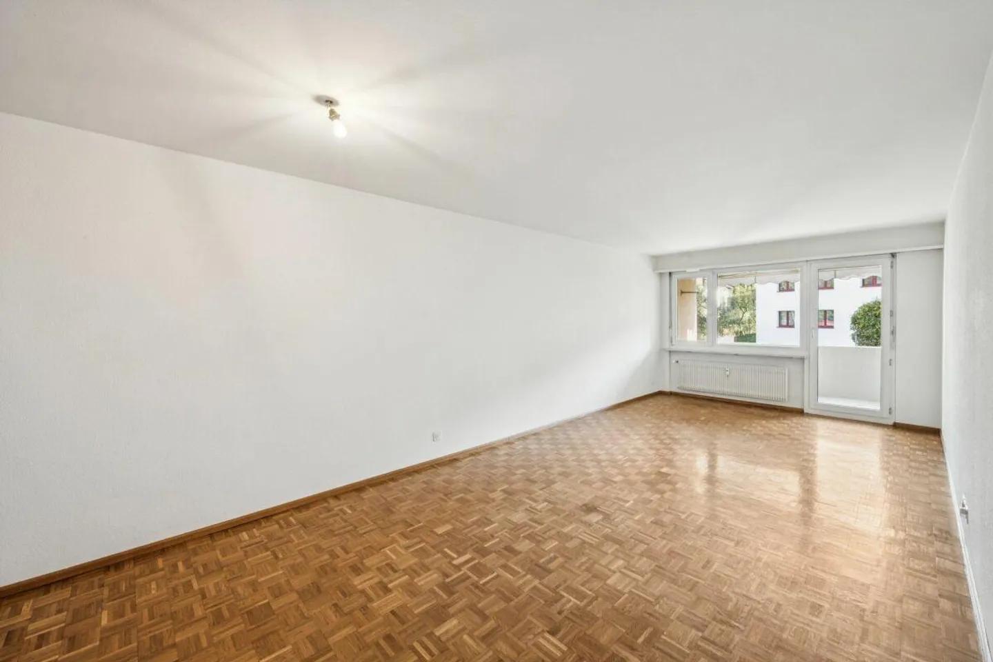 Luminoso appartamento di 3 stanze con ampio soggiorno e balcone a Reinach - Foto 10 di 15