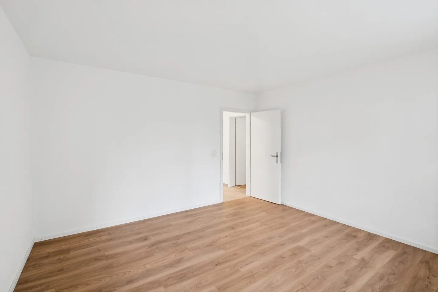Charming Garden Apartment in Glattbrugg - Photo 2 of 9