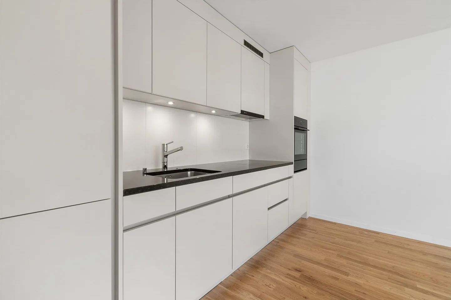 Modern 2.5-room apartment with patio - Photo 3 of 6