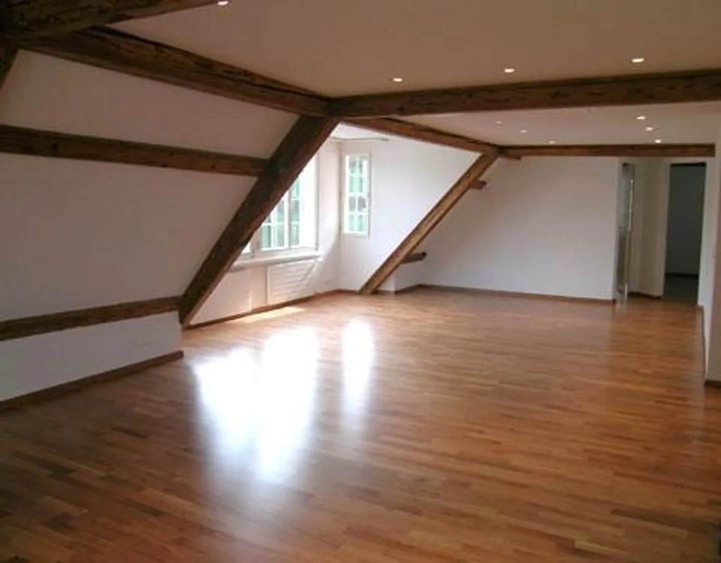 Charmante 5.5 Zimmer-Attikawohnung im Dorfkern - Foto 3 di 8