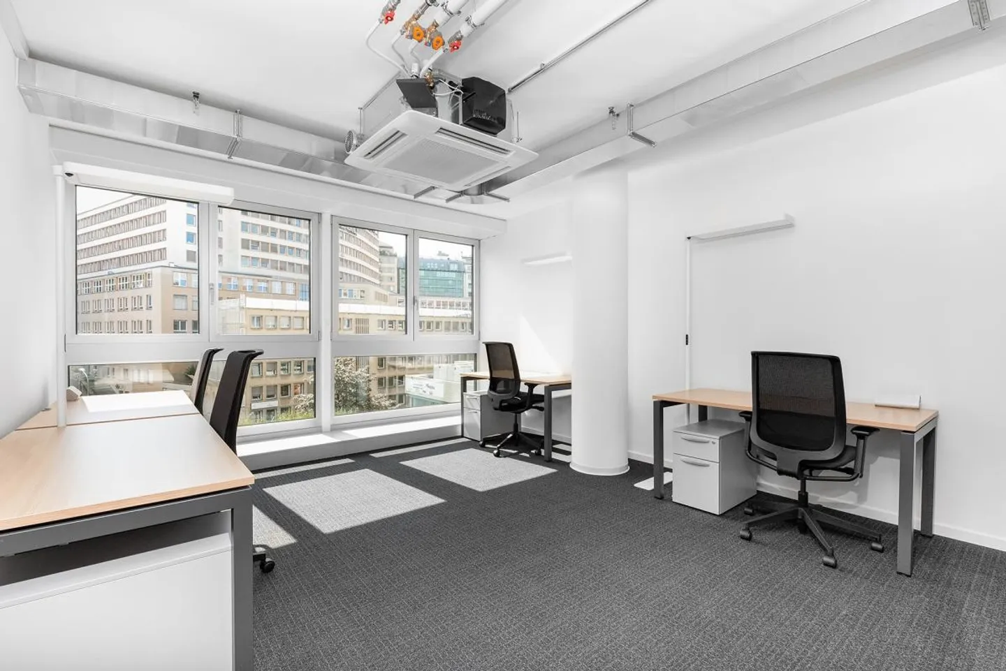 Espace de bureau privé pour 3 personnes à Regus Bessières - Photo 1 sur 8