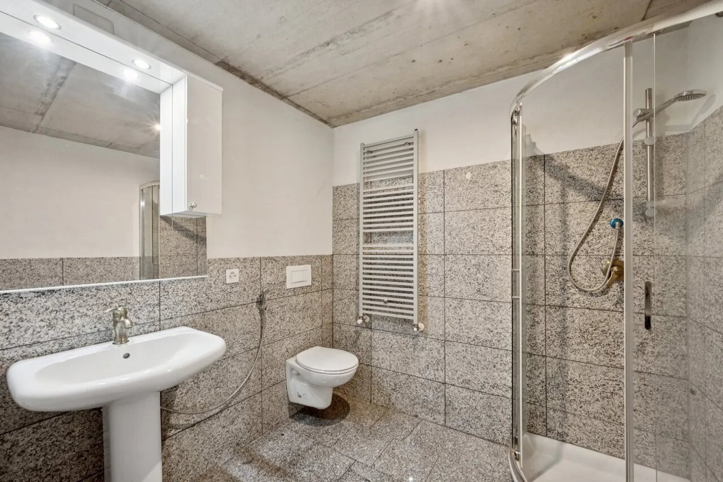 Building to renovate in the center of the village. - Photo 3 of 12