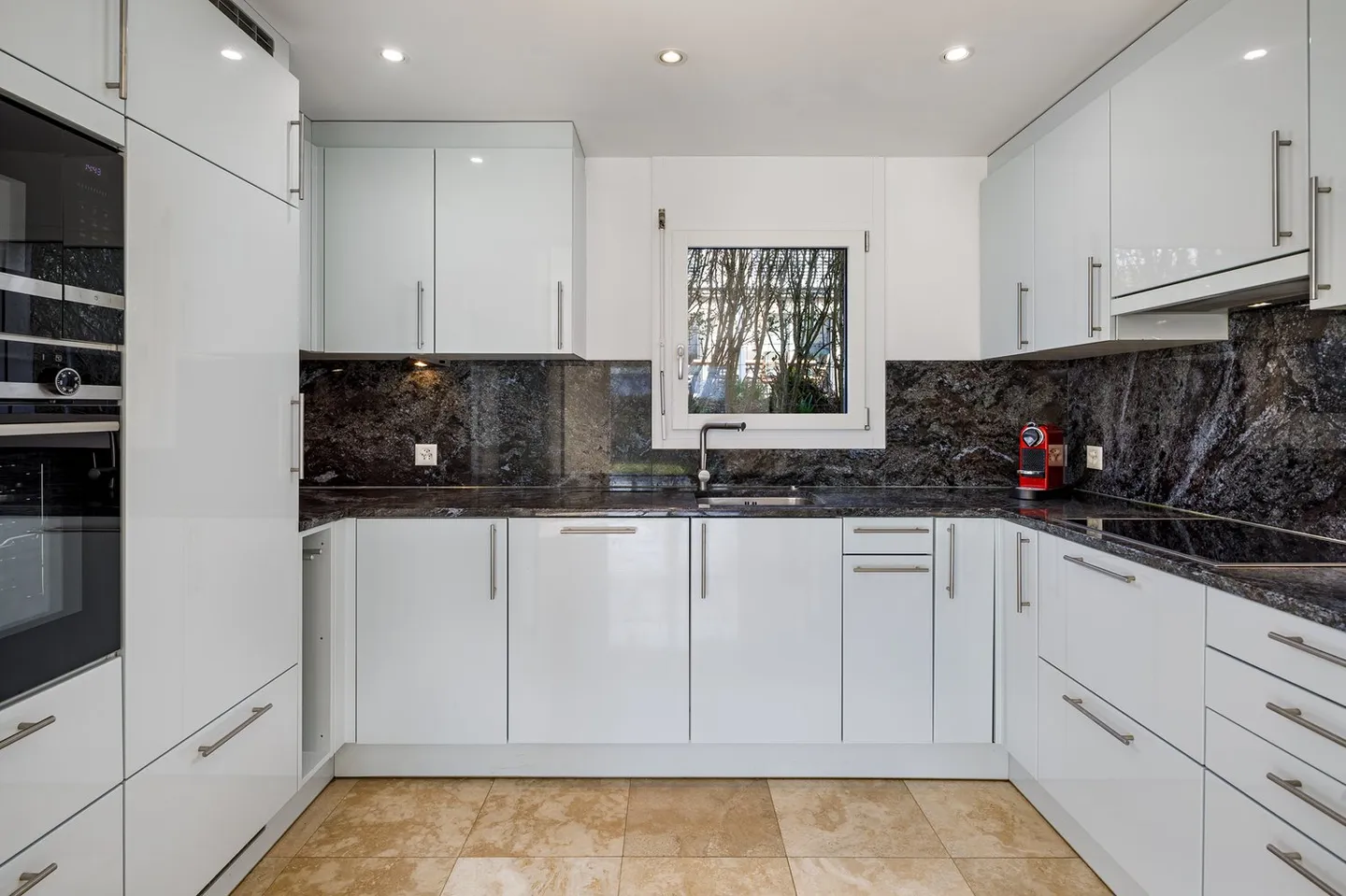 Living in peace. Well connected. Being at home. - Photo 4 of 9