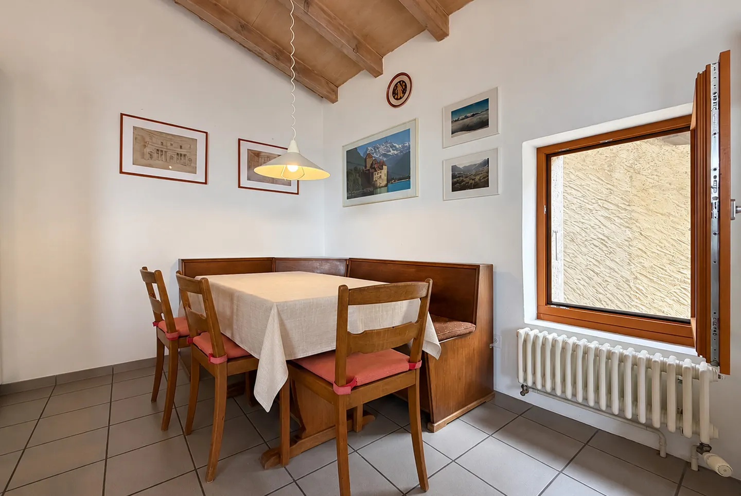 MAISON SPACIEUSE ET CARACTÉRISTIQUE DE 6,5 PIÈCES À CADRO - Photo 1 sur 13
