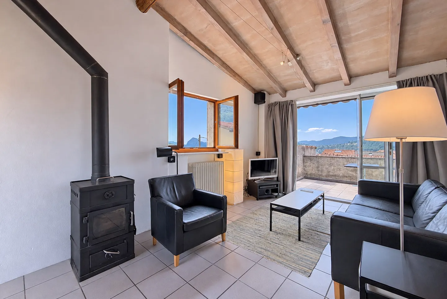 MAISON SPACIEUSE ET CARACTÉRISTIQUE DE 6,5 PIÈCES À CADRO - Photo 2 sur 13