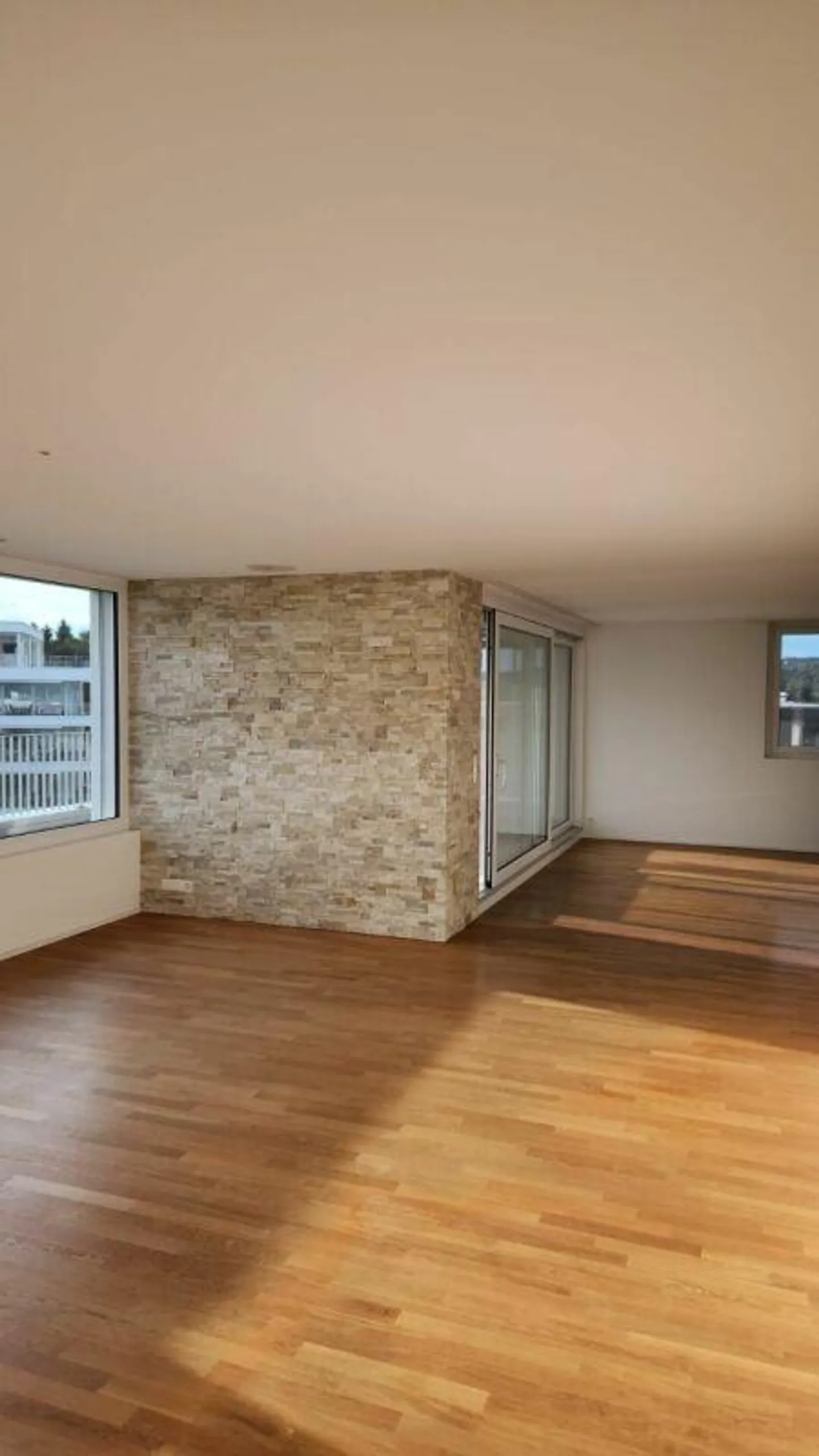 Modernes Attikawohnung mit Aussicht - Foto 2 von 12