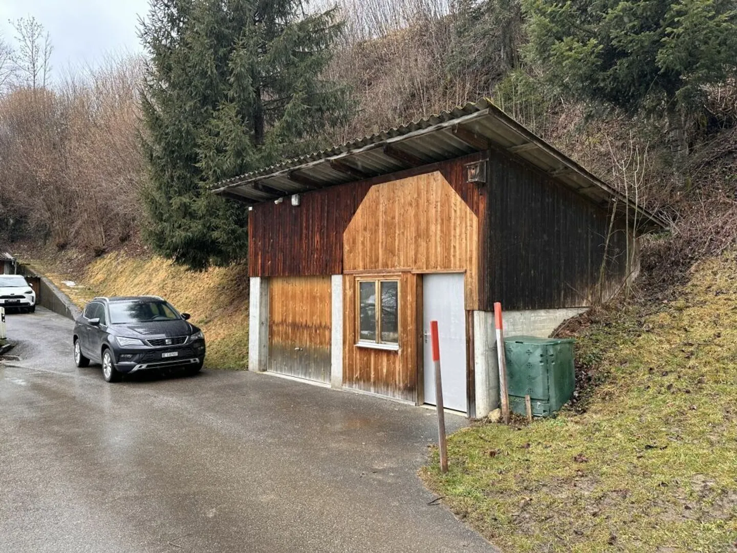 Casa residenziale con patio, giardino, garage e laboratorio - Foto 3 di 15