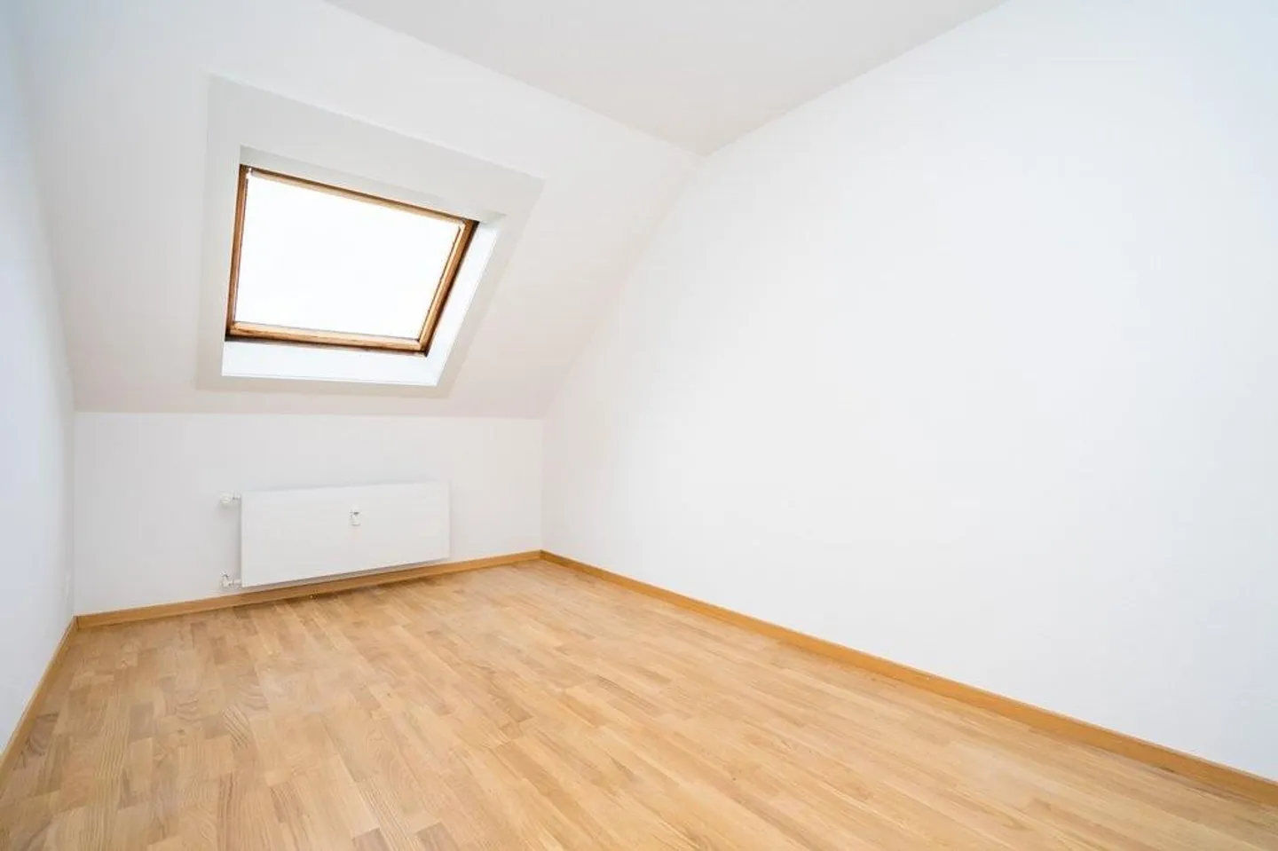 Renovated Attic Apartment in Liebefeld - Photo 2 of 4