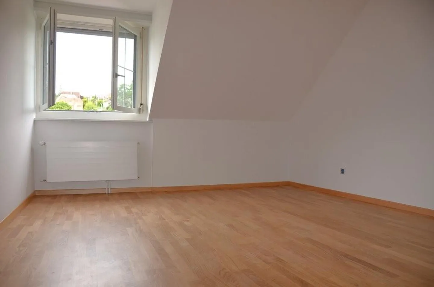 Renovated Attic Apartment in Liebefeld - Photo 3 of 4
