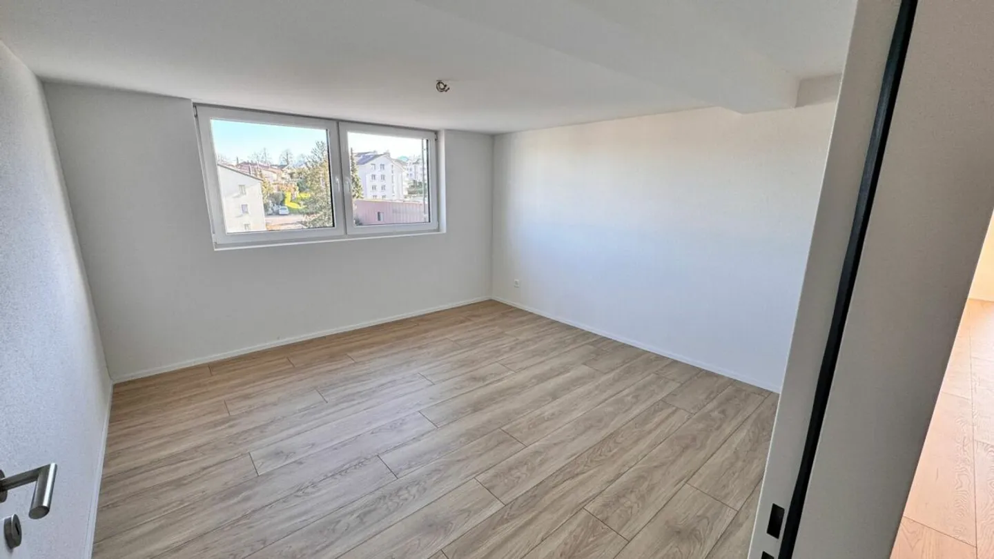 Appartamento attico 3.5 stanze appena ristrutturato con accesso diretto all'ascensore - Foto 4 di 11