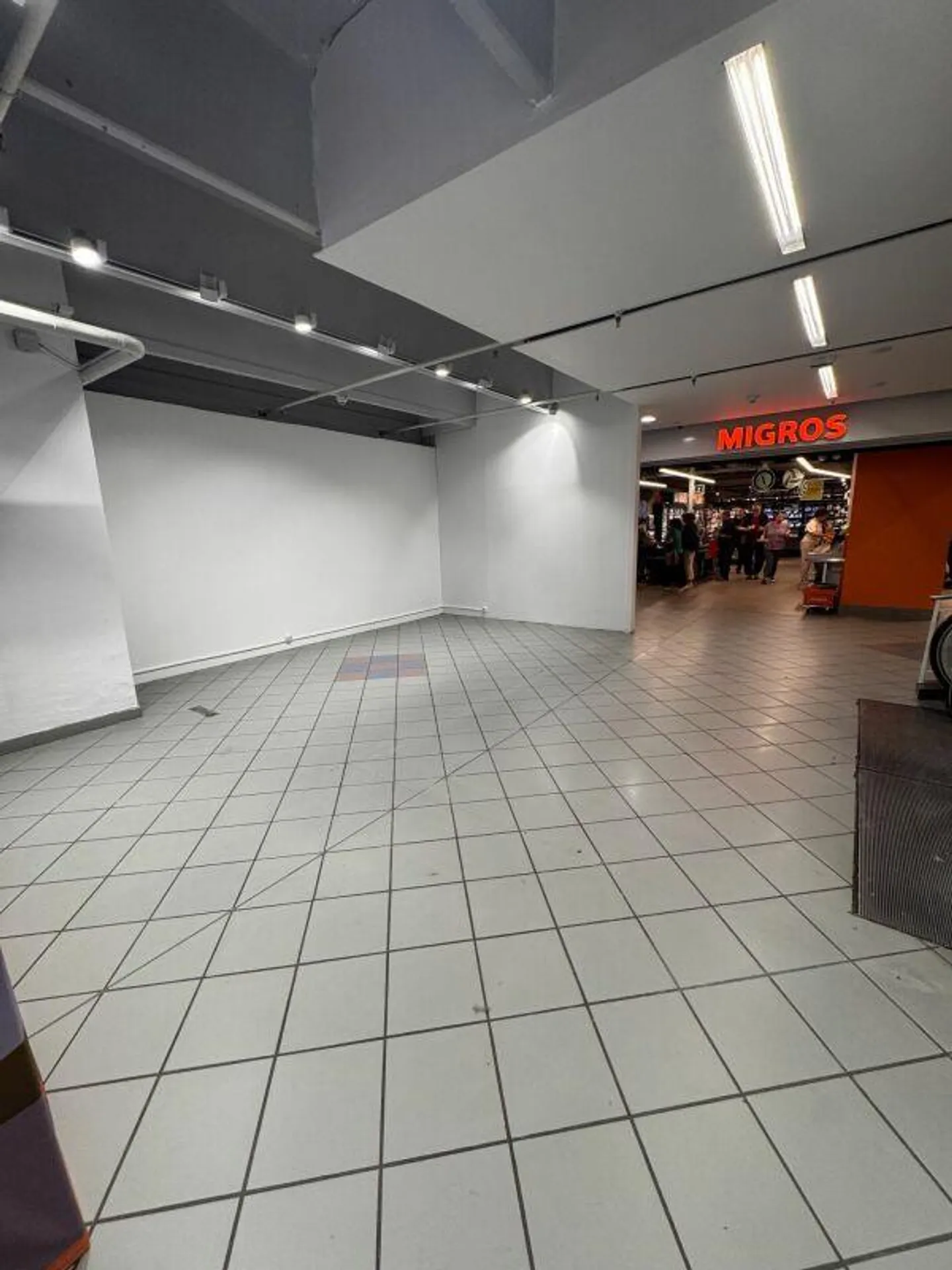 Spazio Commerciale a Grancia - Foto 3 di 11