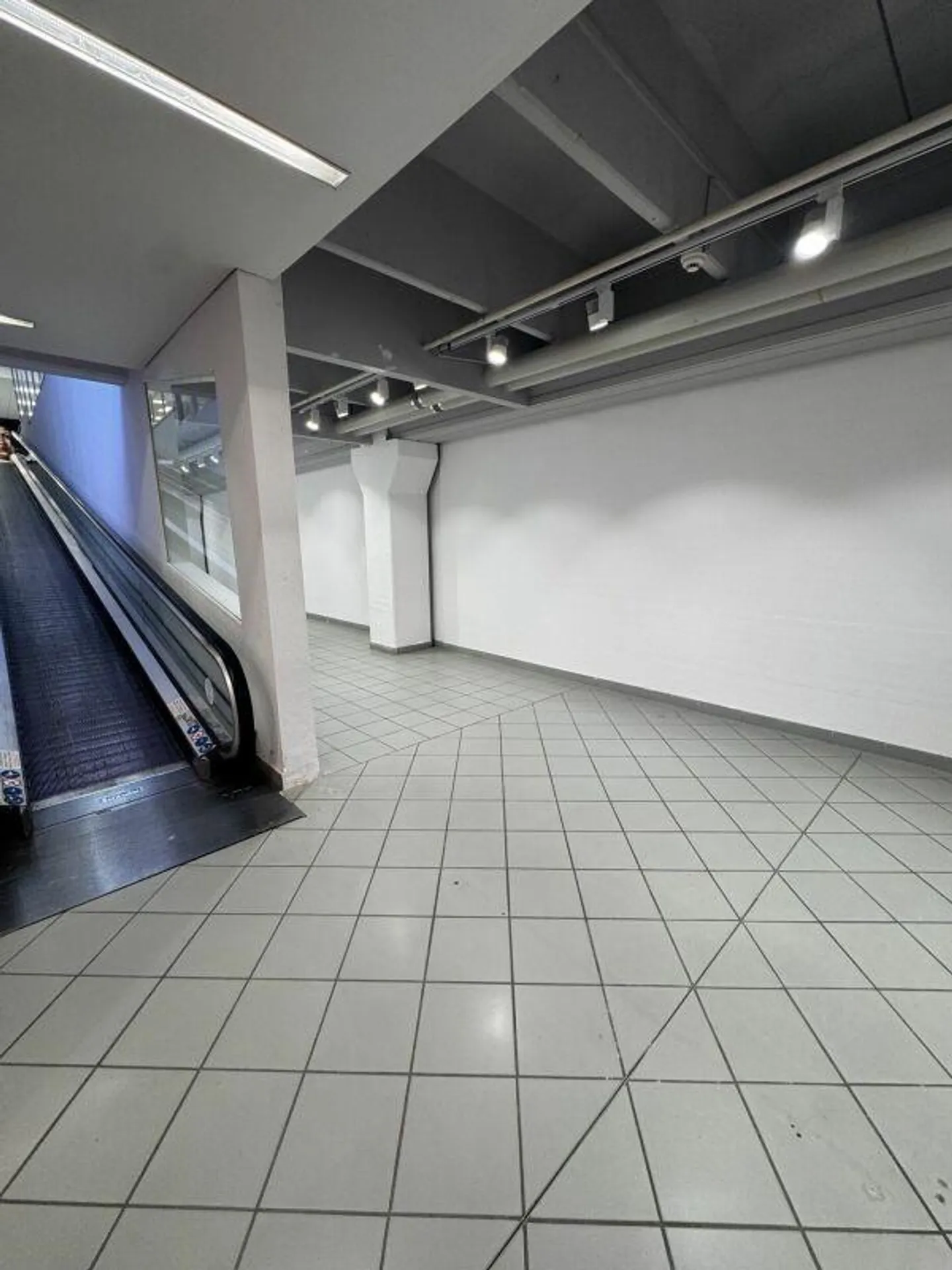 Spazio Commerciale a Grancia - Foto 4 di 11