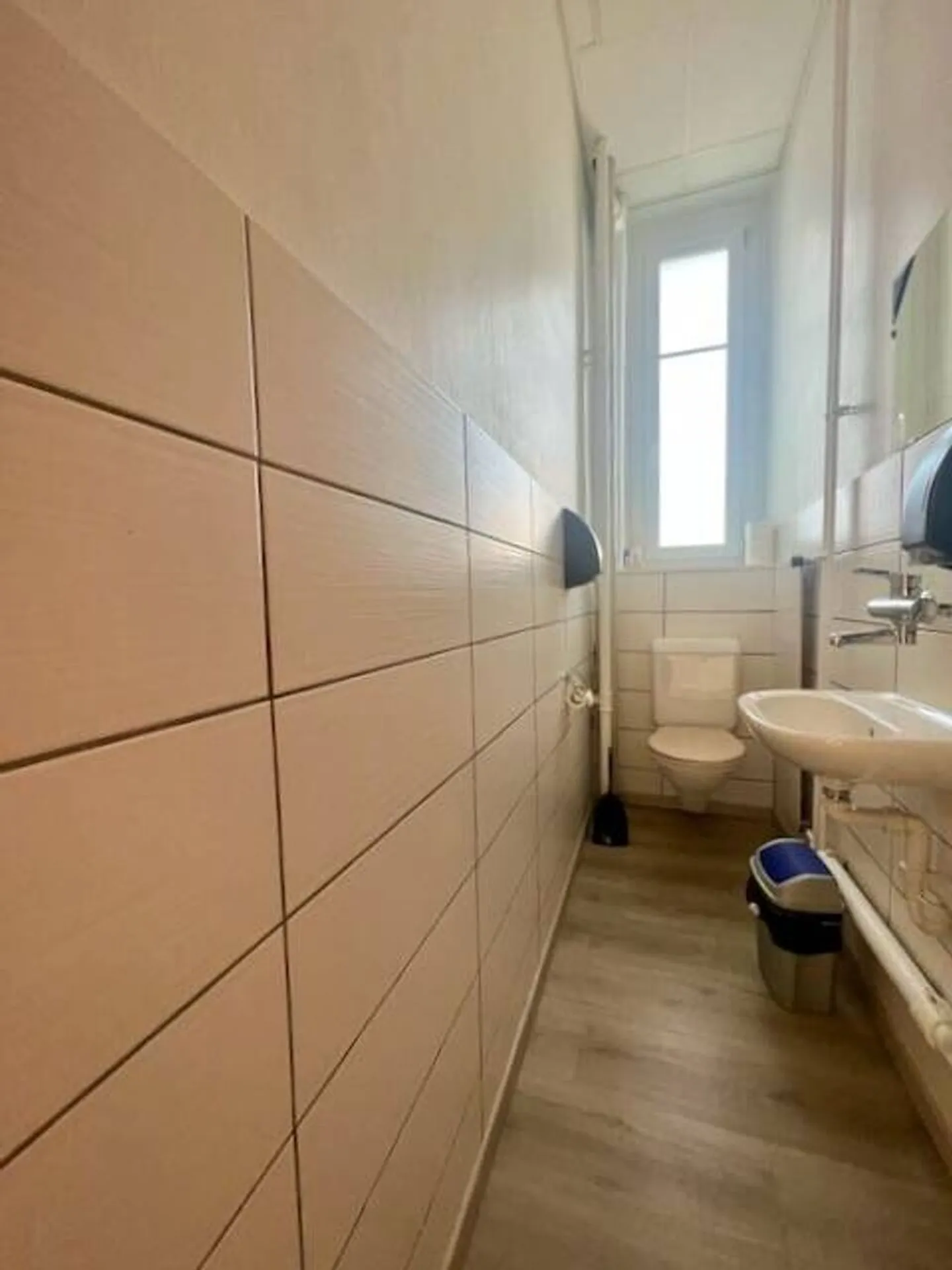 Machen Sie ein Angebot für dieses sehr schöne Mischgebäude mit 14 Garagen und 18 Parkplätzen - Foto 8 von 13