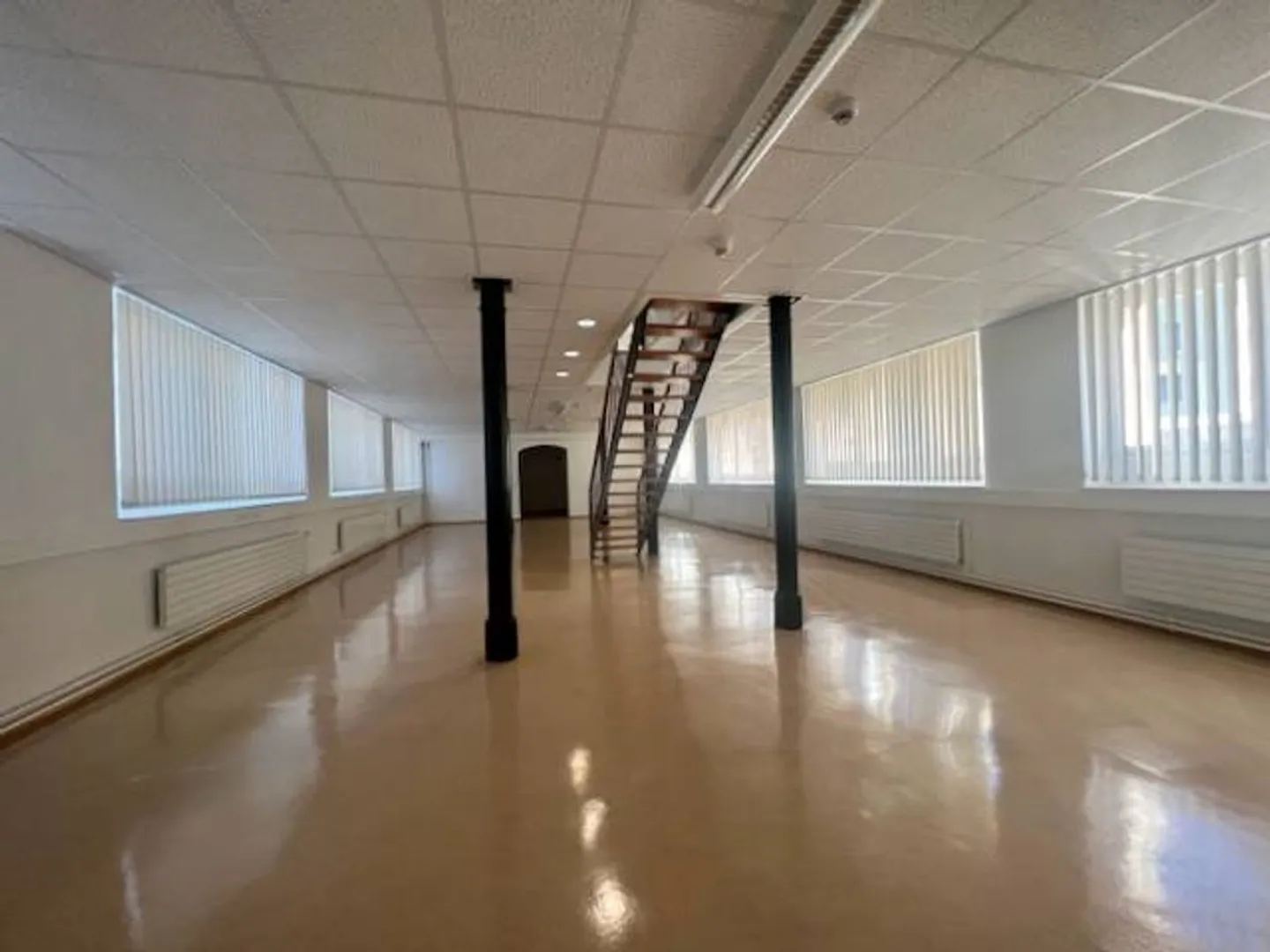 Machen Sie ein Angebot für dieses sehr schöne Mischgebäude mit 14 Garagen und 18 Parkplätzen - Foto 2 von 13