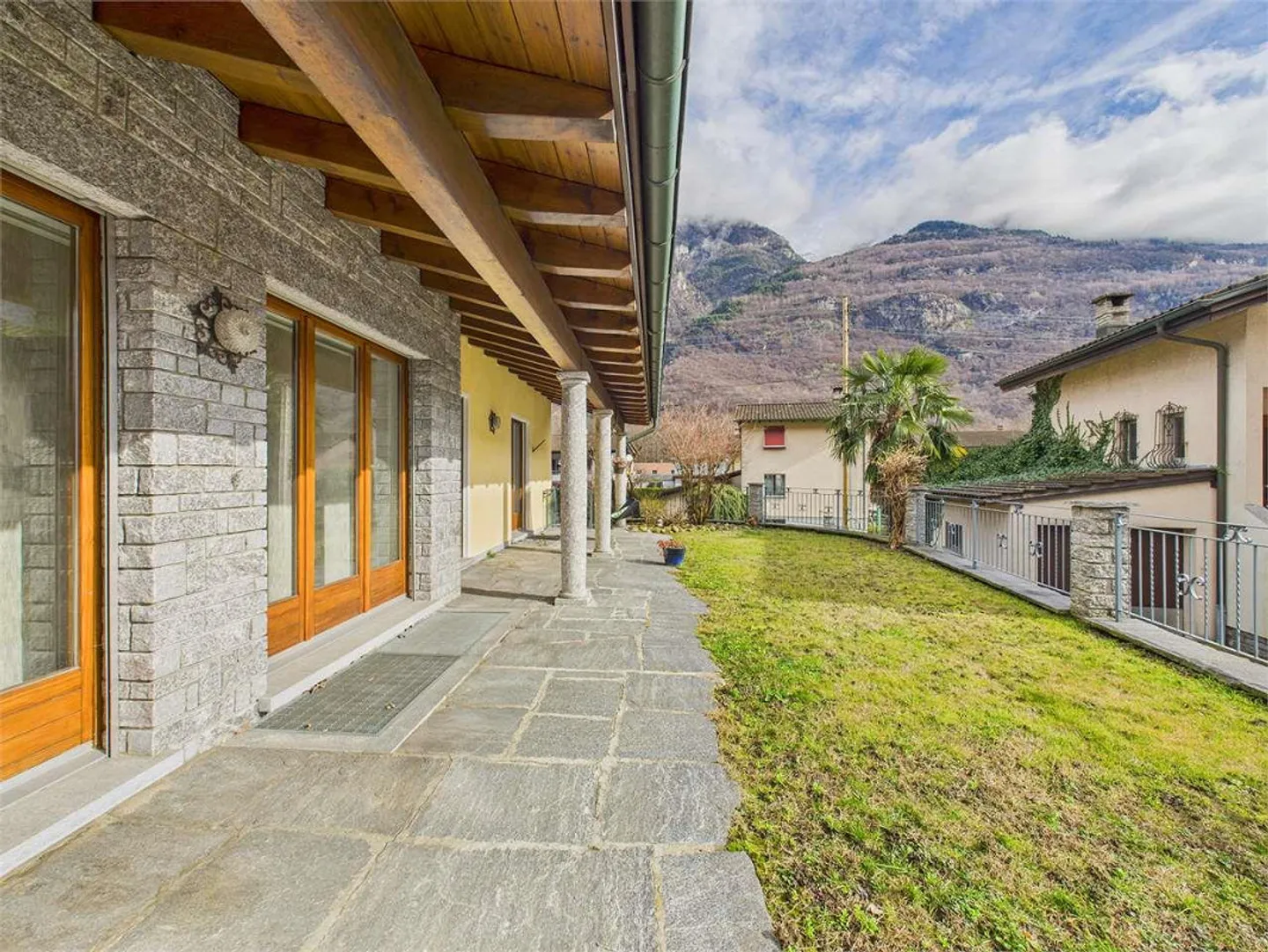 Charakteristische Villa mit dépendance in Lodrino - Foto 1 von 13