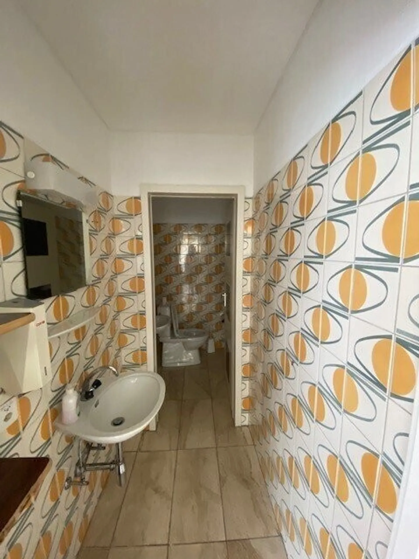 FOR RENT LARGE SHOP WITH WINDOWS - Photo 4 of 4