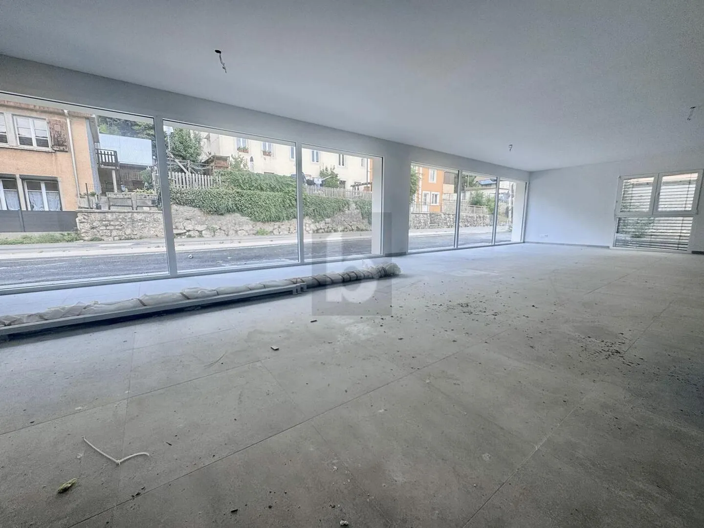 ARCADE NEUVE - PLEIN CENTRE DU VILLAGE - Photo 2 sur 5