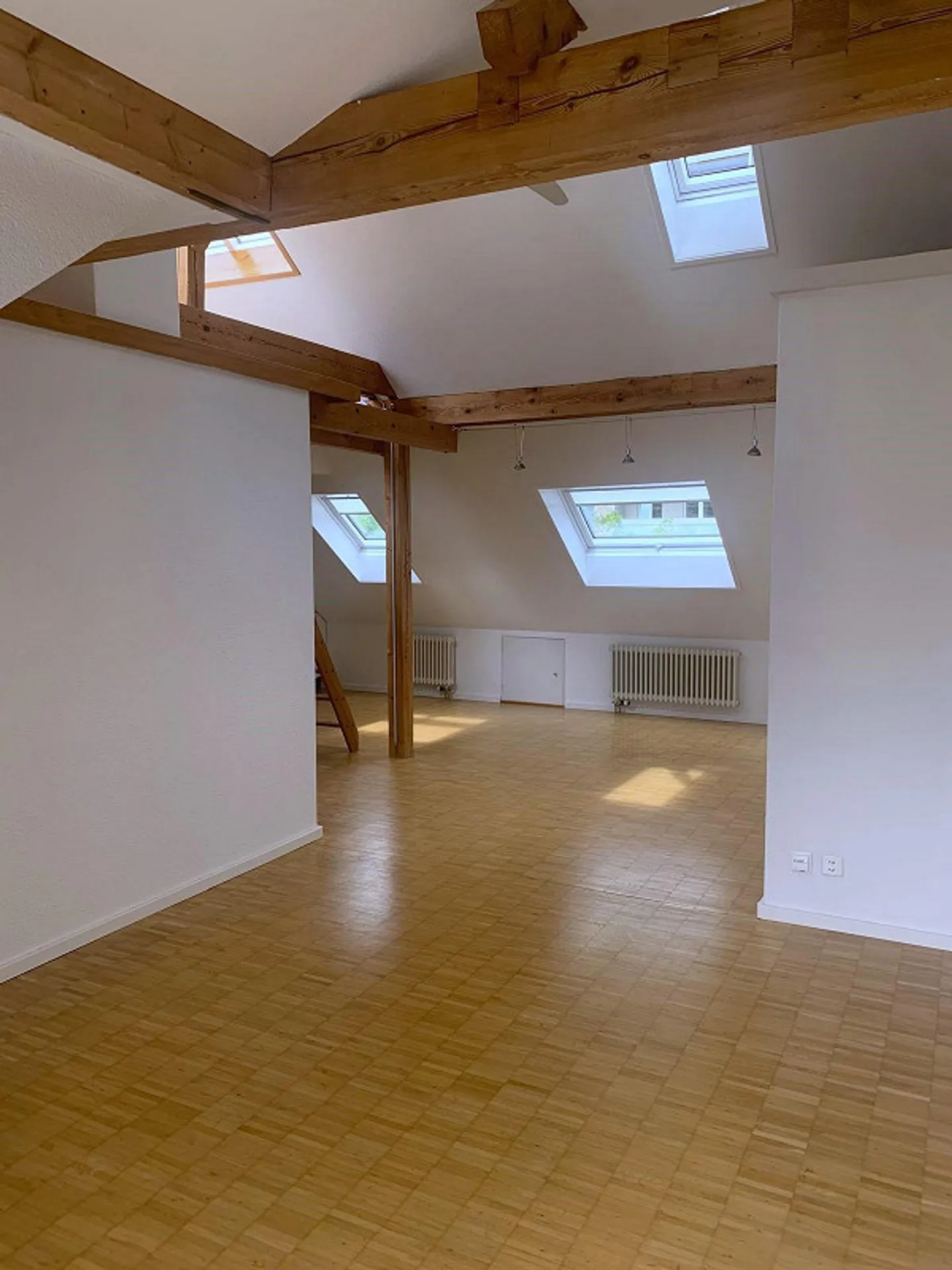 Bellissimo, moderno e luminoso appartamento mansardato di 2,5 stanze parzialmente arredato - Foto 1 di 15