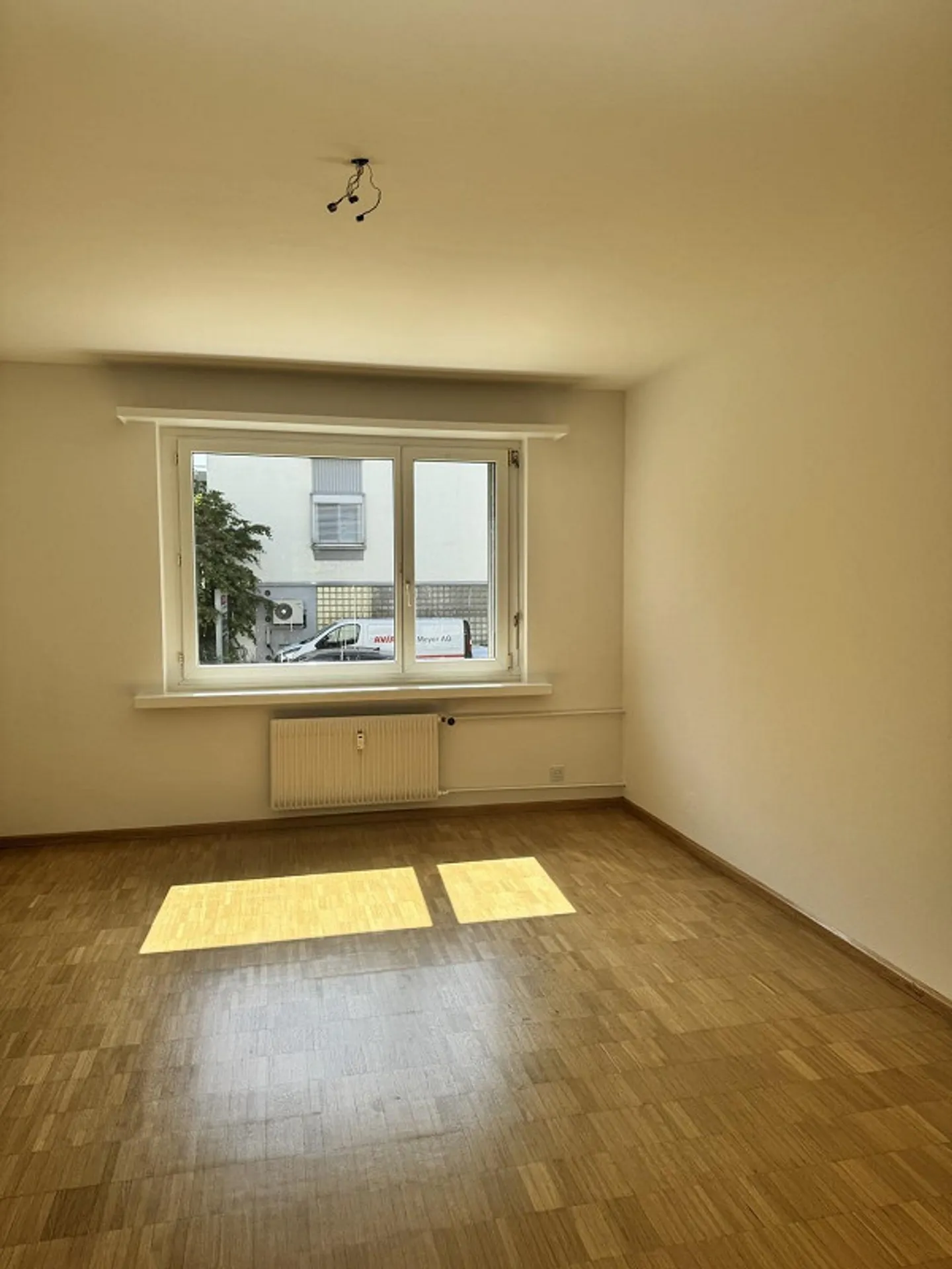Ampio appartamento con 3 camere nel centro di Binningen - Foto 2 di 12