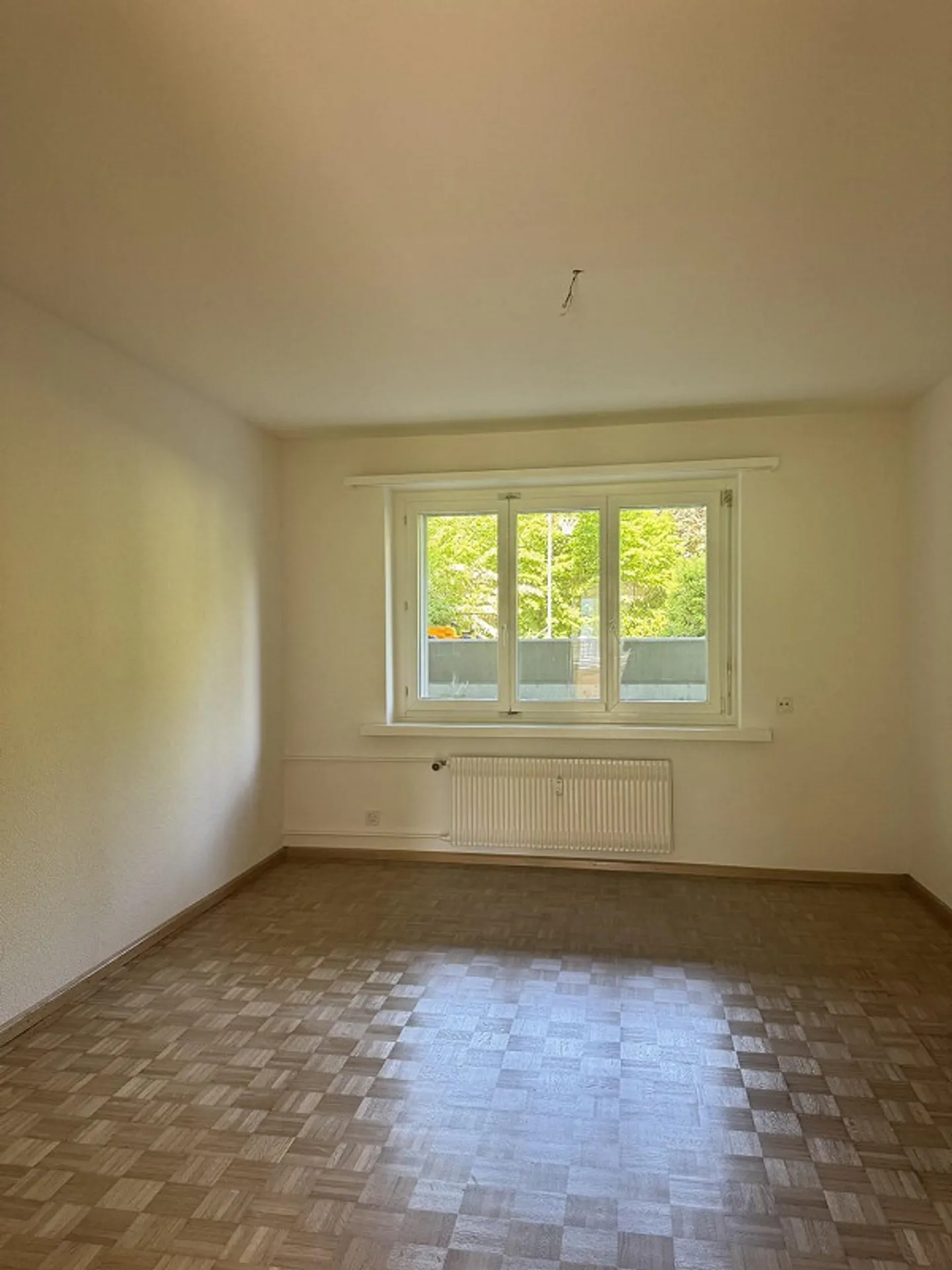 Ampio appartamento con 3 camere nel centro di Binningen - Foto 3 di 12