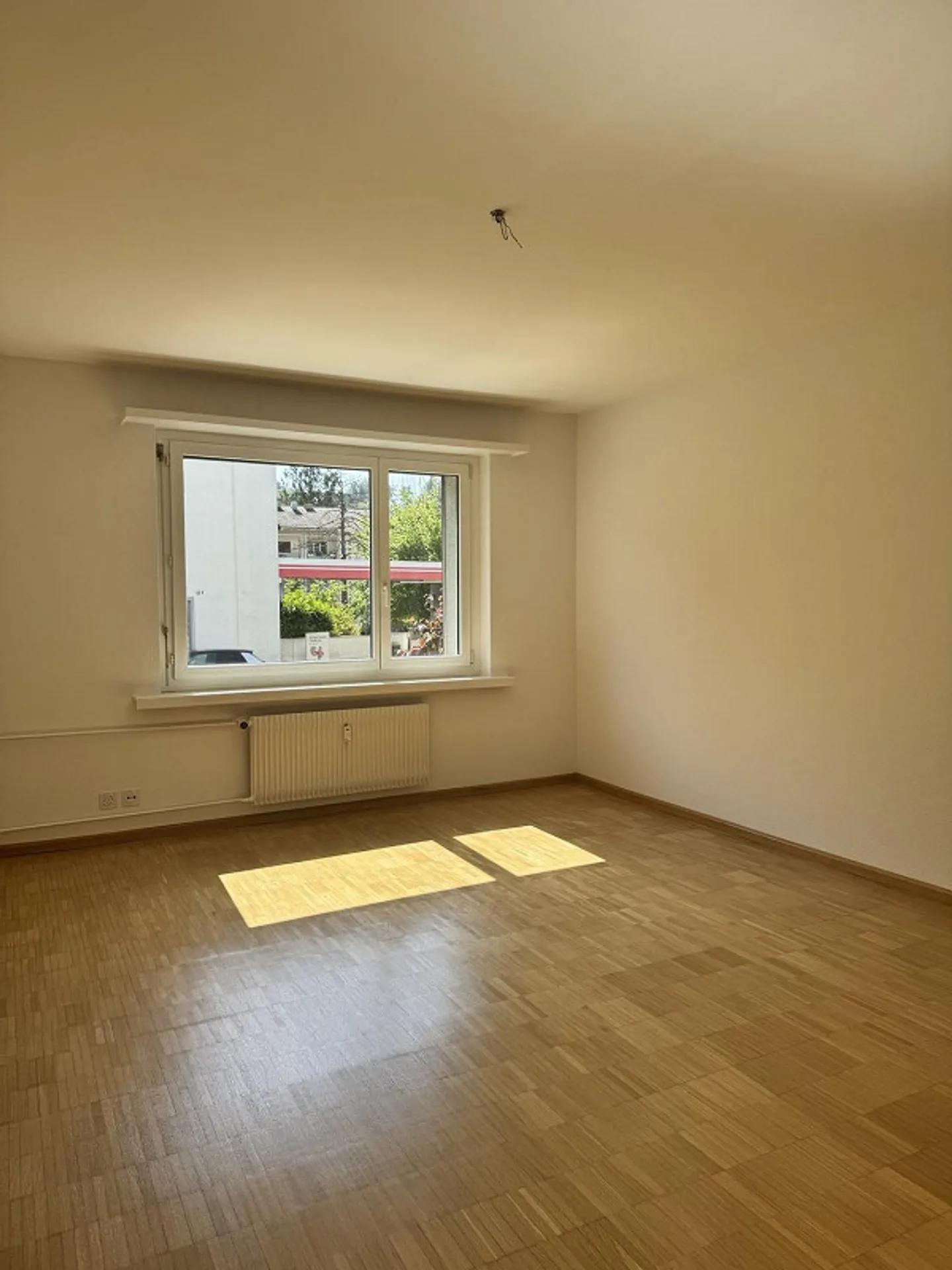 Ampio appartamento con 3 camere nel centro di Binningen - Foto 1 di 12