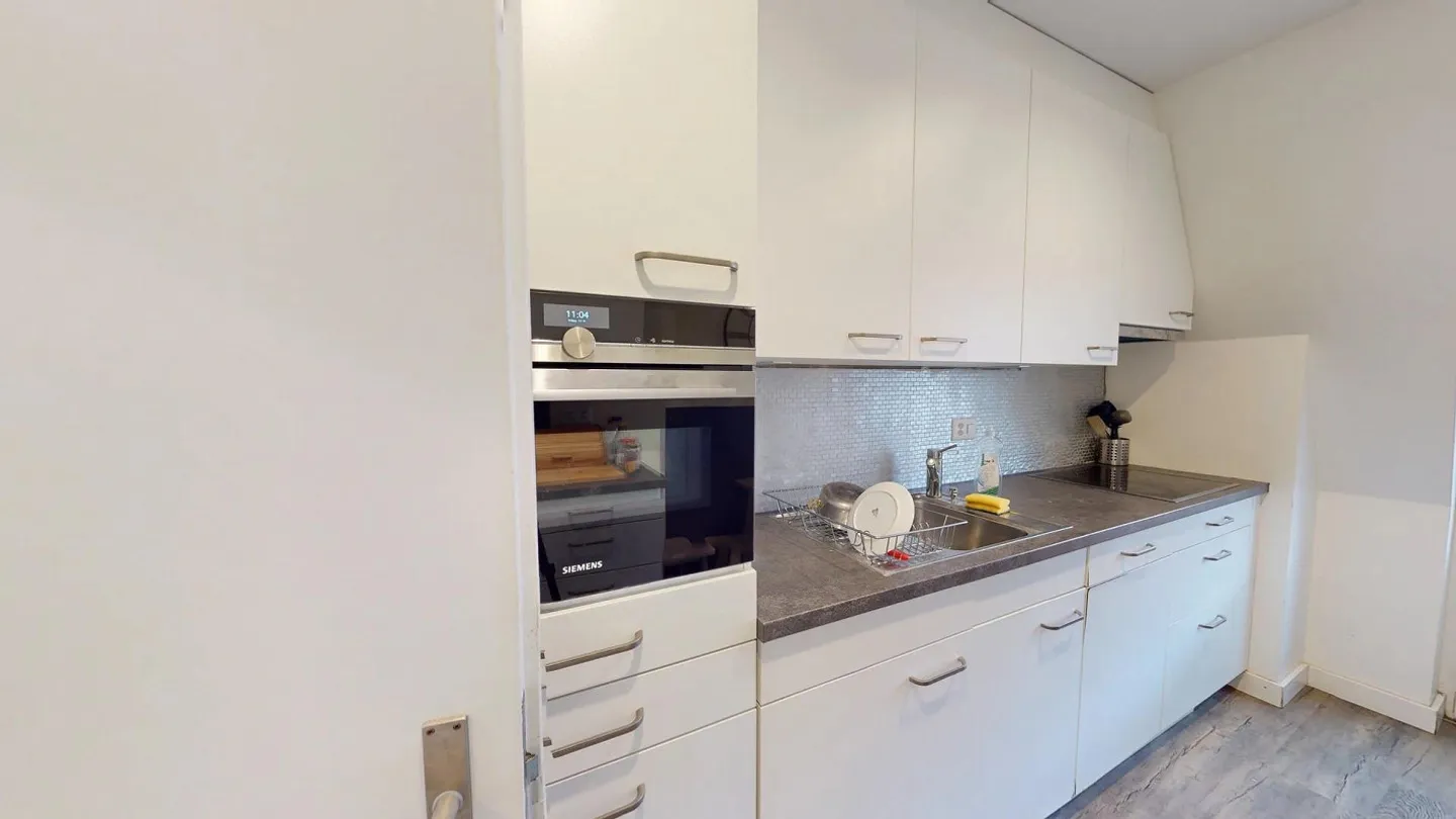 Furnished room in modernized apartment in top location - Photo 3 of 9