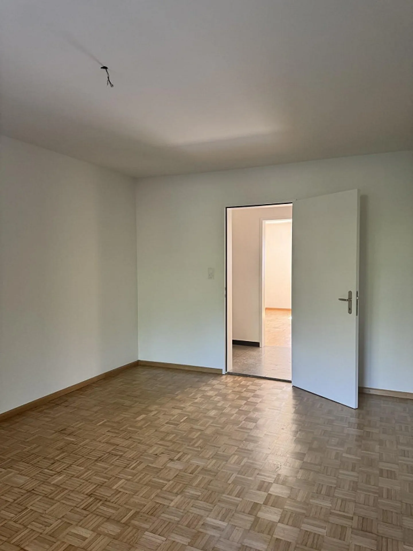 Ampio appartamento con 3 camere nel centro di Binningen - Foto 4 di 12