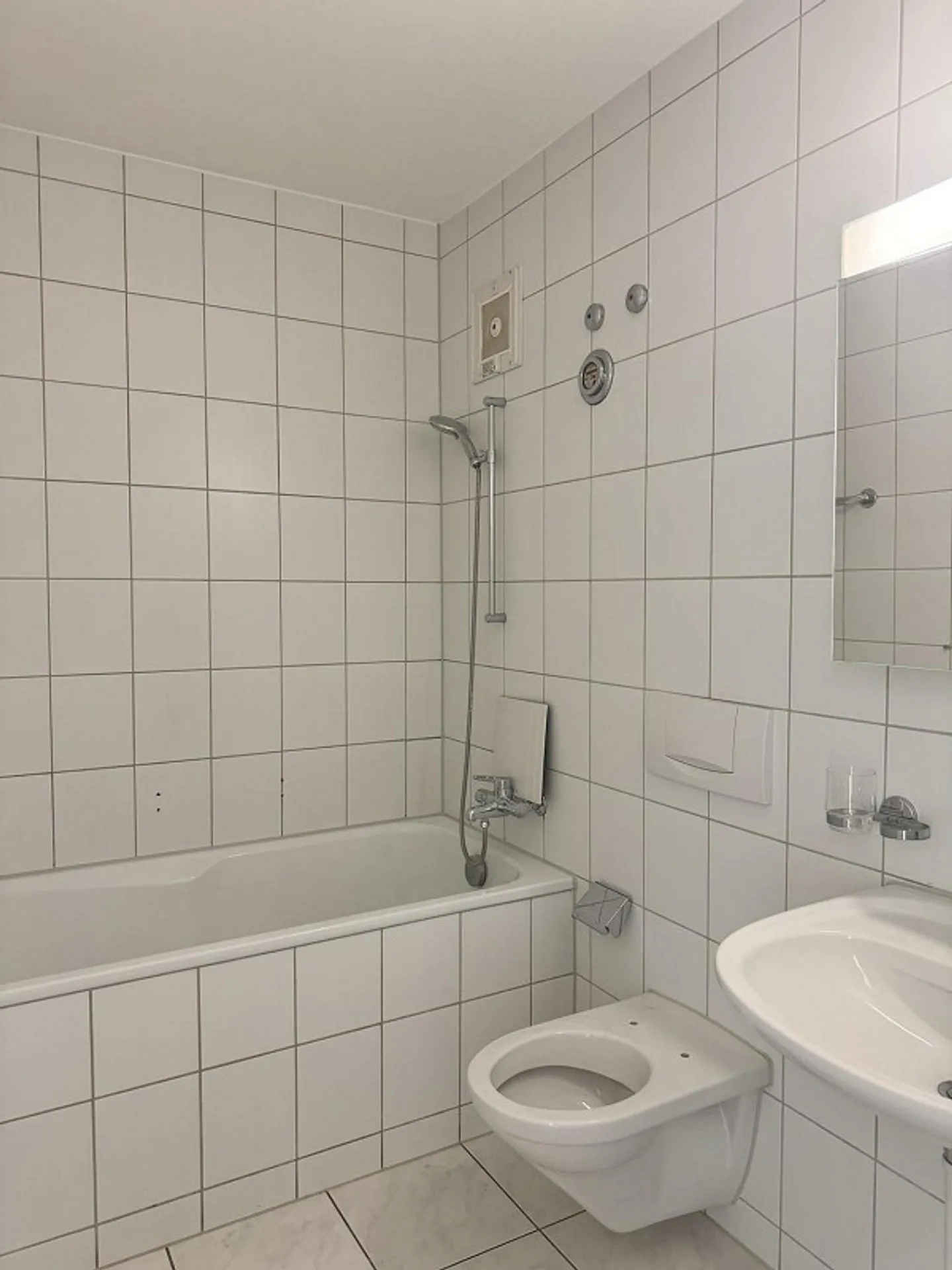 Ampio appartamento con 3 camere nel centro di Binningen - Foto 5 di 12