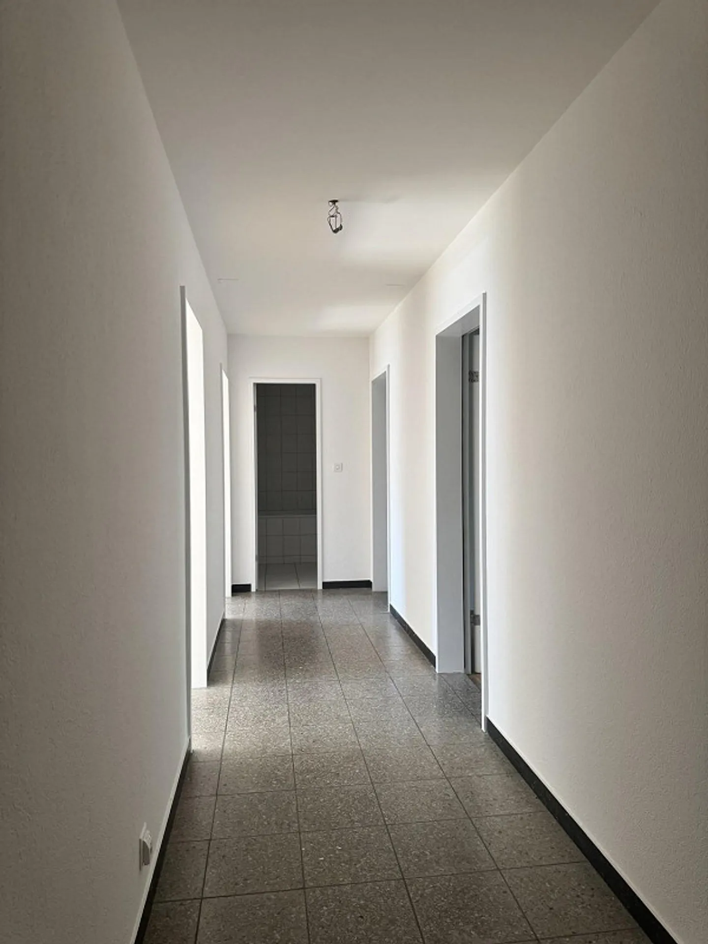 Ampio appartamento con 3 camere nel centro di Binningen - Foto 7 di 12