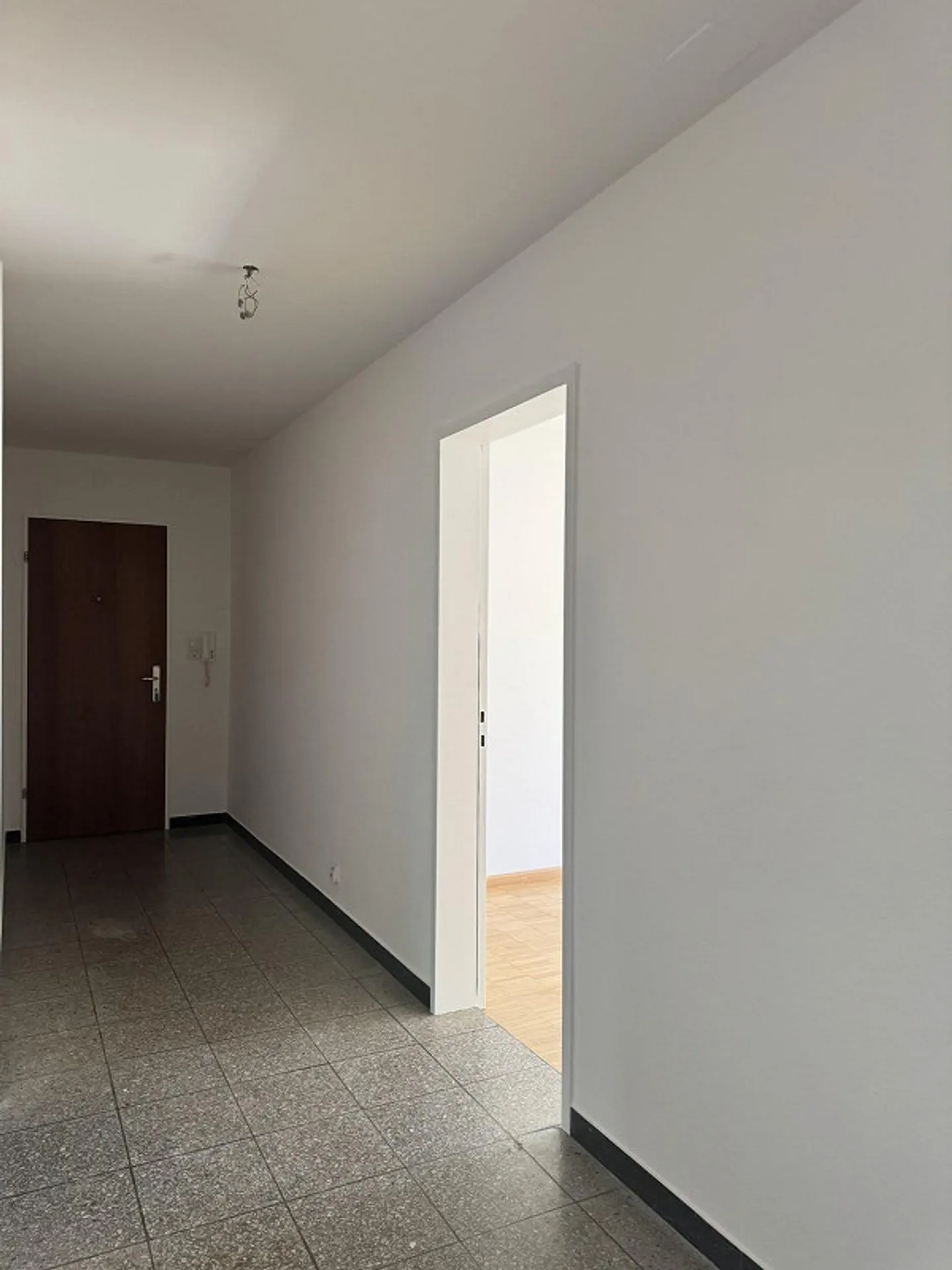 Ampio appartamento con 3 camere nel centro di Binningen - Foto 8 di 12