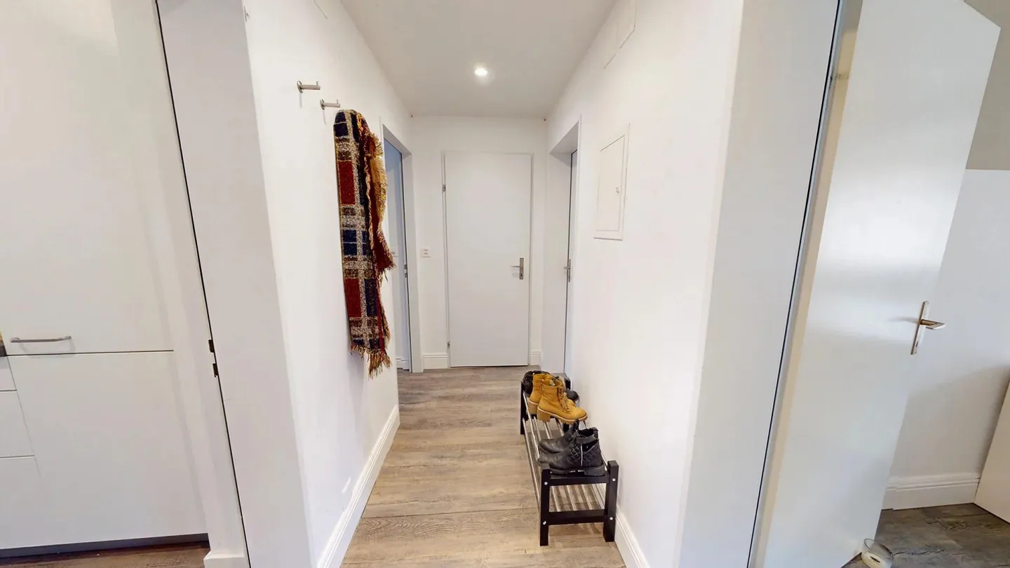 Furnished room in modernized apartment in top location - Photo 5 of 9