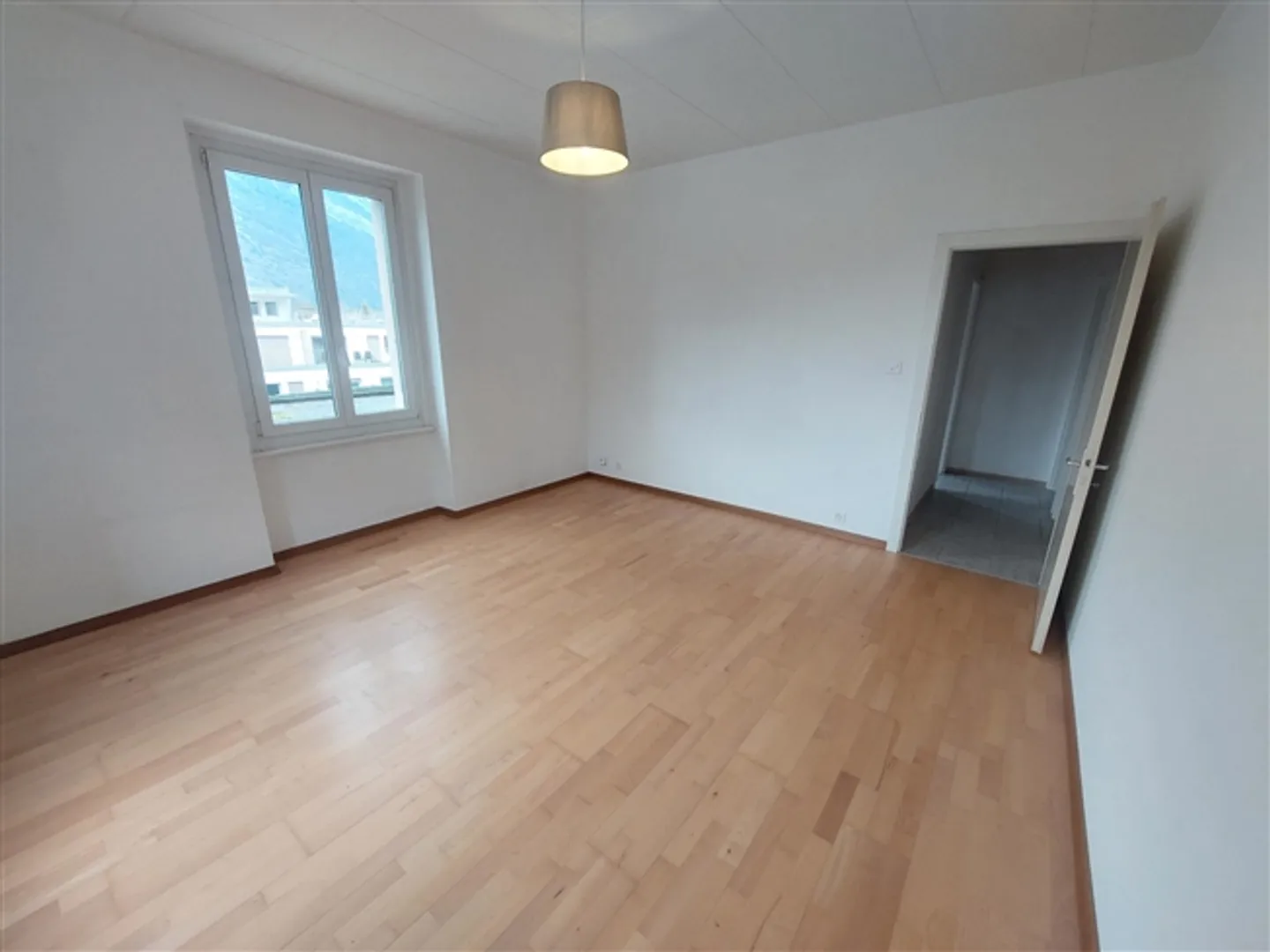 Charming 2.5-room apartment for sale - Photo 4 of 8