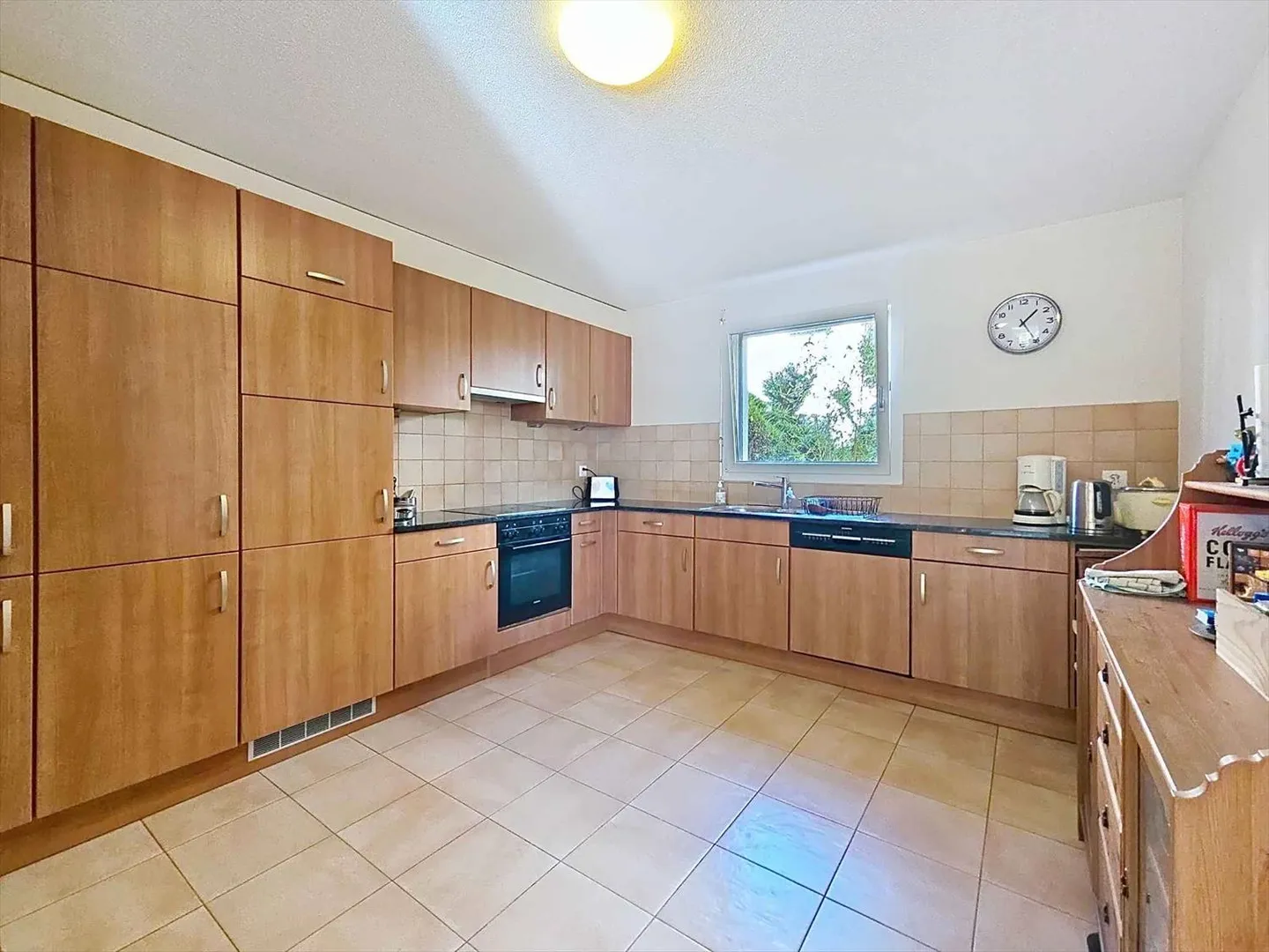 Spacious 5.5-Room Townhouse with South Gable - Photo 7 of 12